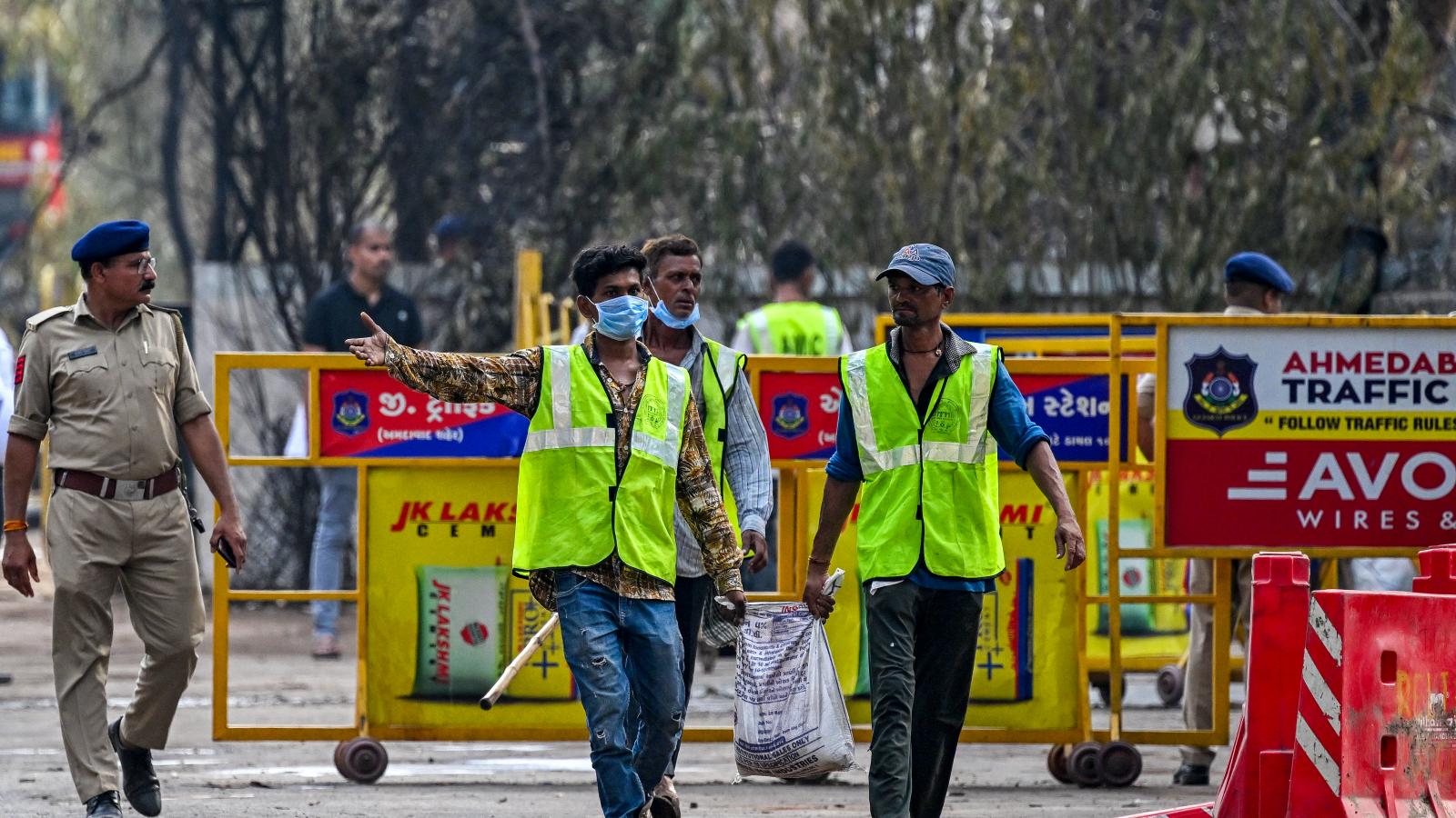 Romeltakarítás Ahmedabadban június 15-én 