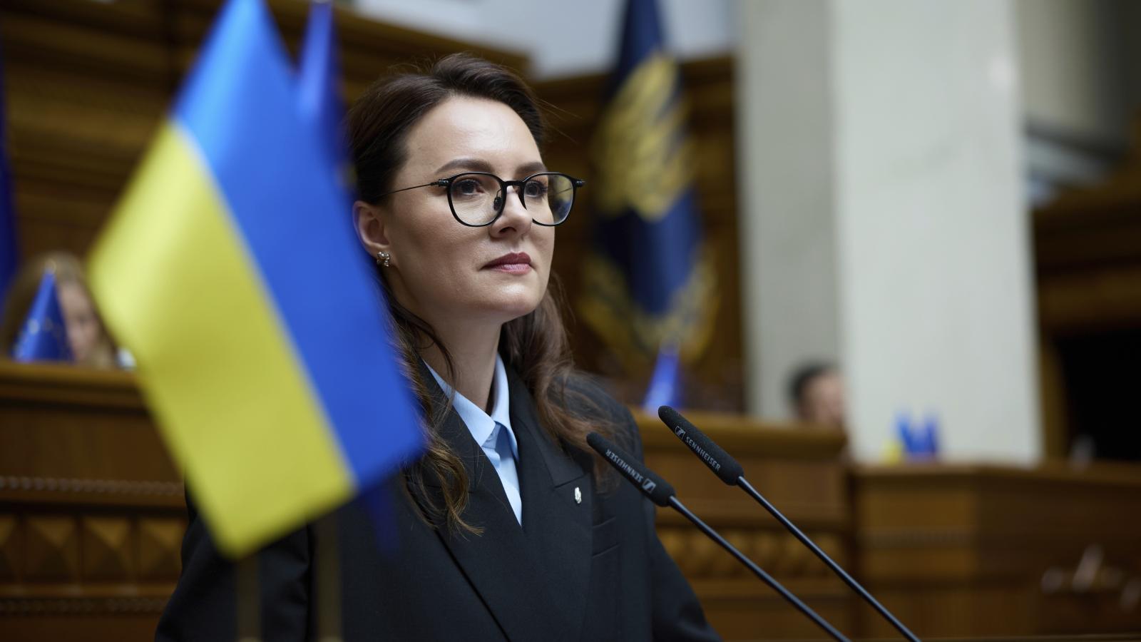 Julija Szviridenko újonnan megválasztott ukrán miniszterelnök a parlament üléstermében július 17-én