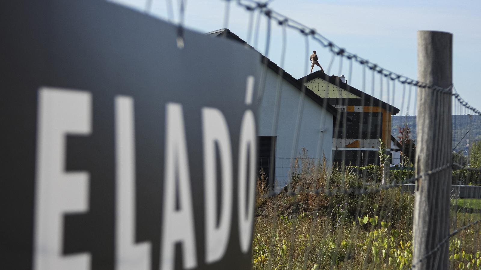 Távol tartott betelepülők. Bárki nem vásárolhatna ingatlant