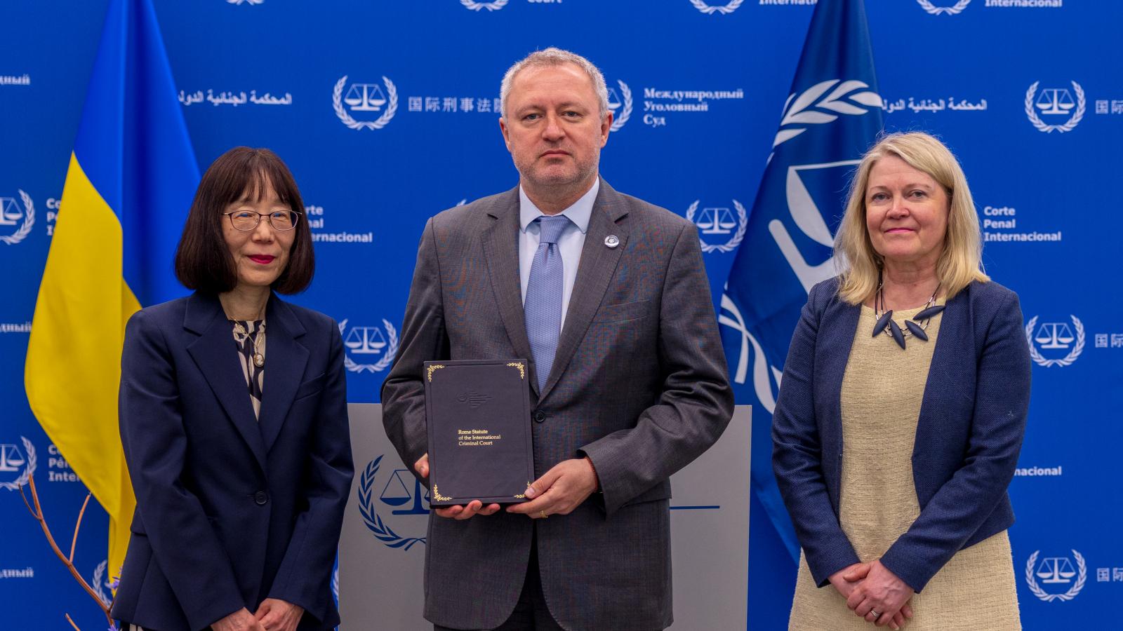 Tomoko Akane, az ICC elnöke, Andrej Kosztyin hollandiai ukrán nagykövet és Päivi Kaukoranta, a Részes Államok Közgyűlésének elnöke a beiktatási ceremónián július 17-én