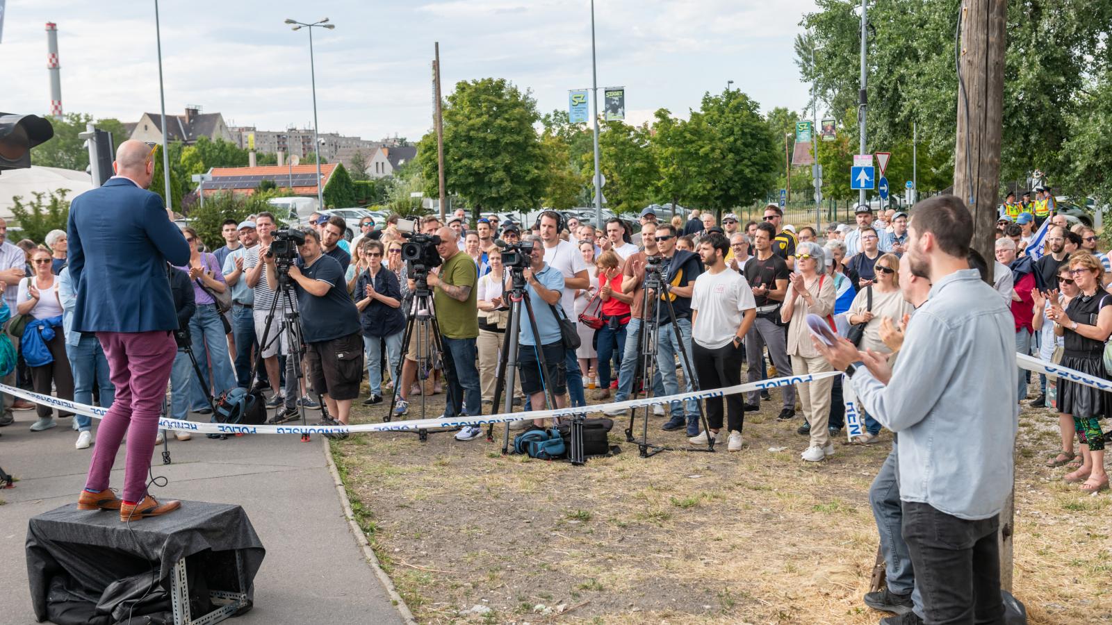 Tüntetés a Kneecap fellépése ellen a Sziget bejáratánál július 11-én 