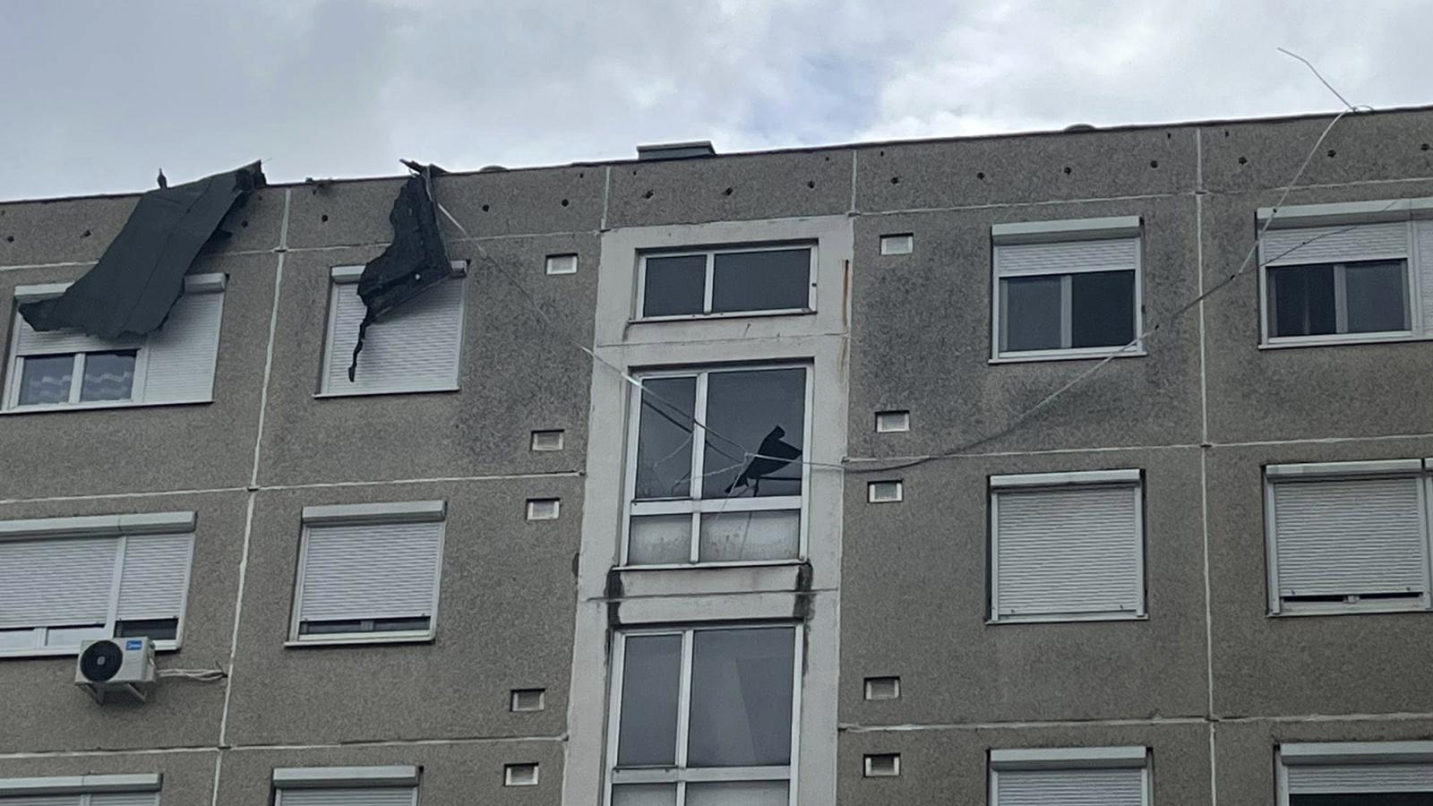 Szentendrei lakóház teteje a vihar elvonulása után