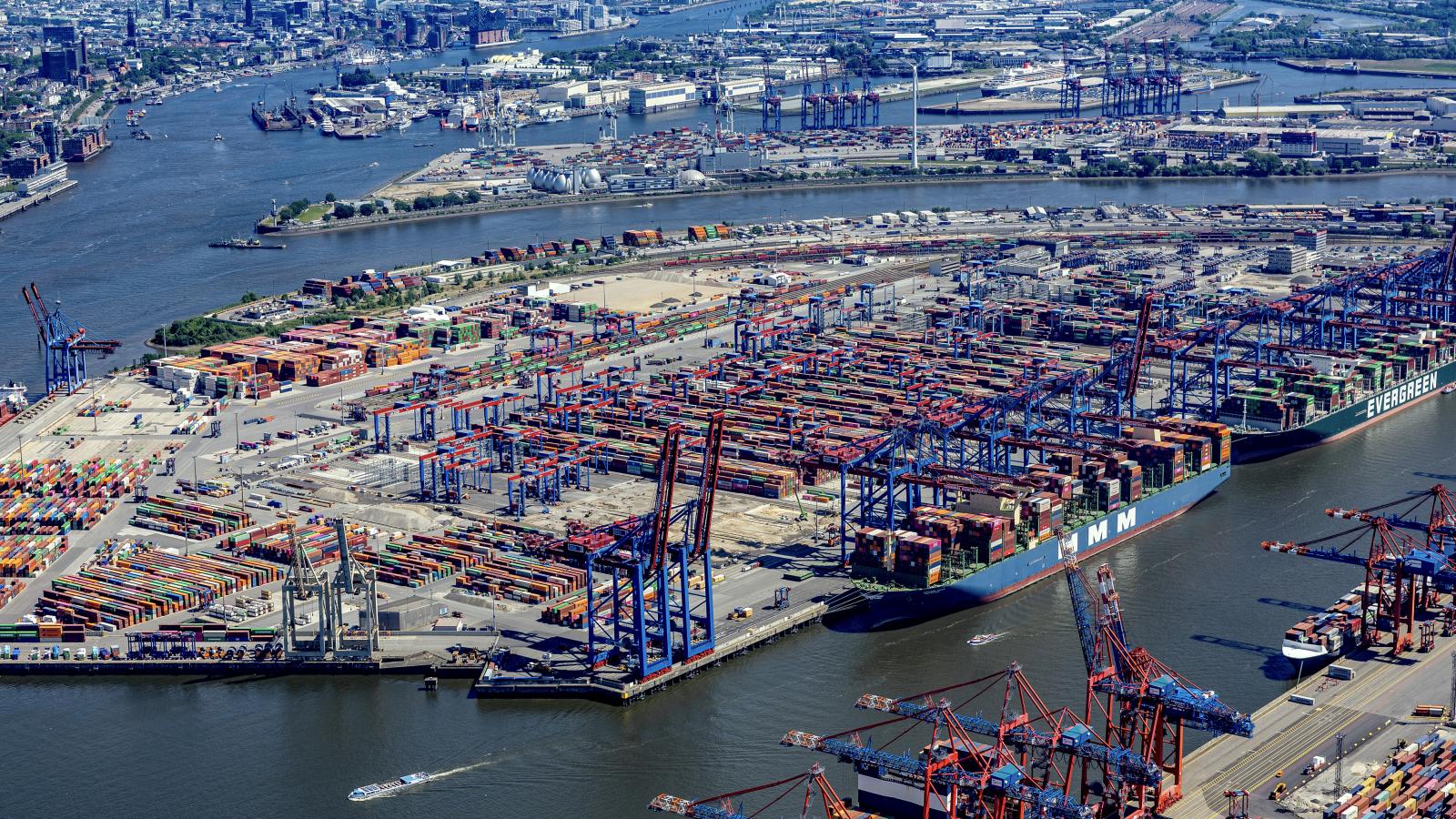 A kikötők bedugulását a cégek és a fogyasztók is hamarosan megérezhetik