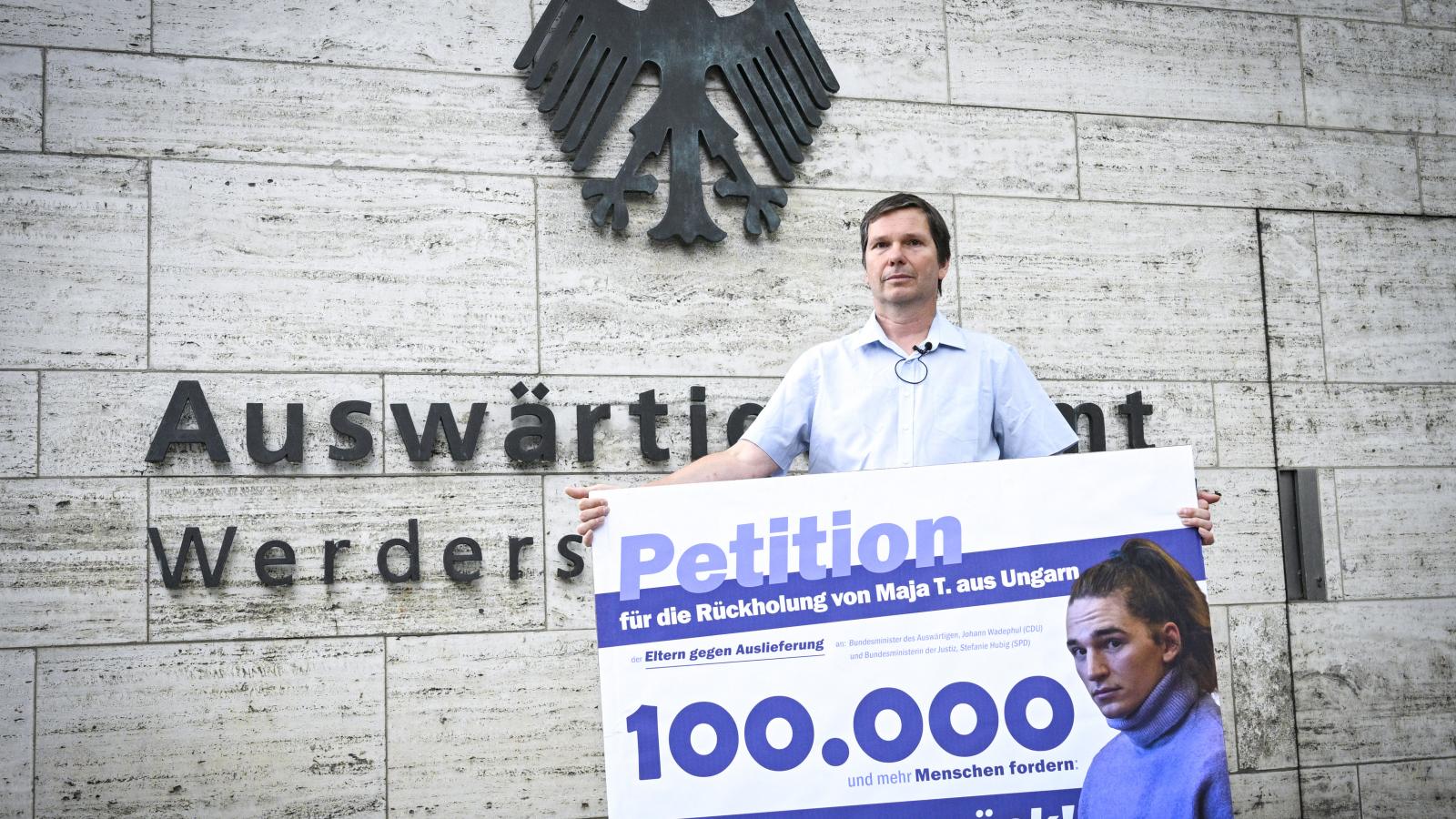 Wolfram Jarosch a hónap elején gyermeke kiszabadításáért tüntetett a berlini külügyminisztérium épülete előtt