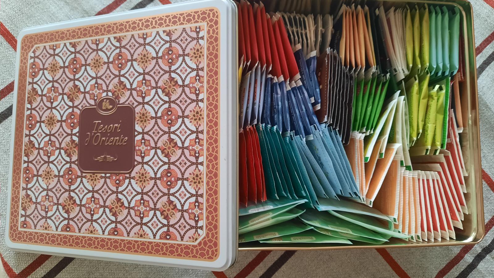 Van, ahol a felesleges, teafilterekkel teli, díszes bádogdobozt tulajdonosa kirakja a kuka mellé, elviheti, aki vágyik rá, ha valamire nincs már szükségünk, ne sajnáljuk másoktól