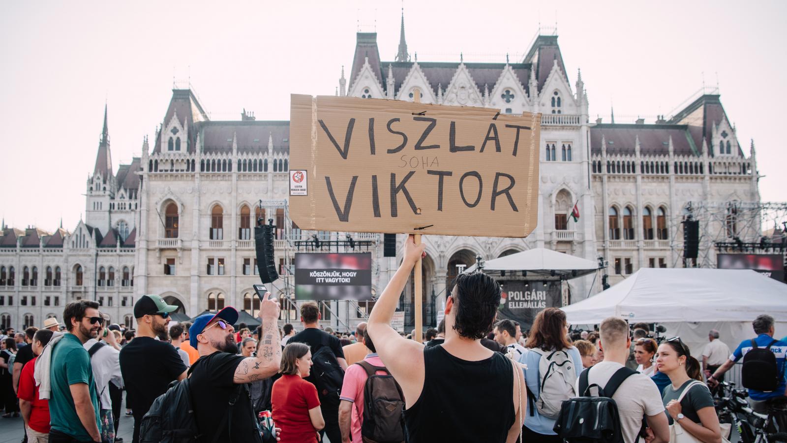 Akár jobbról nézzük, akár balról, a jelenlegi rendszer leváltásához kétharmados parlamenti többség kell, nem lehet gyenge pártokra szavazni