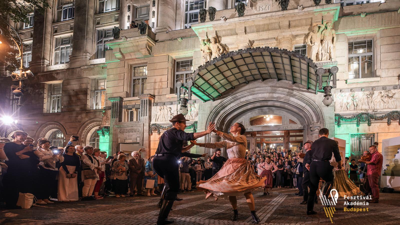 A nyitókoncert után táncház várta a Zeneakadémia közönségét a Liszt Ferenc téren