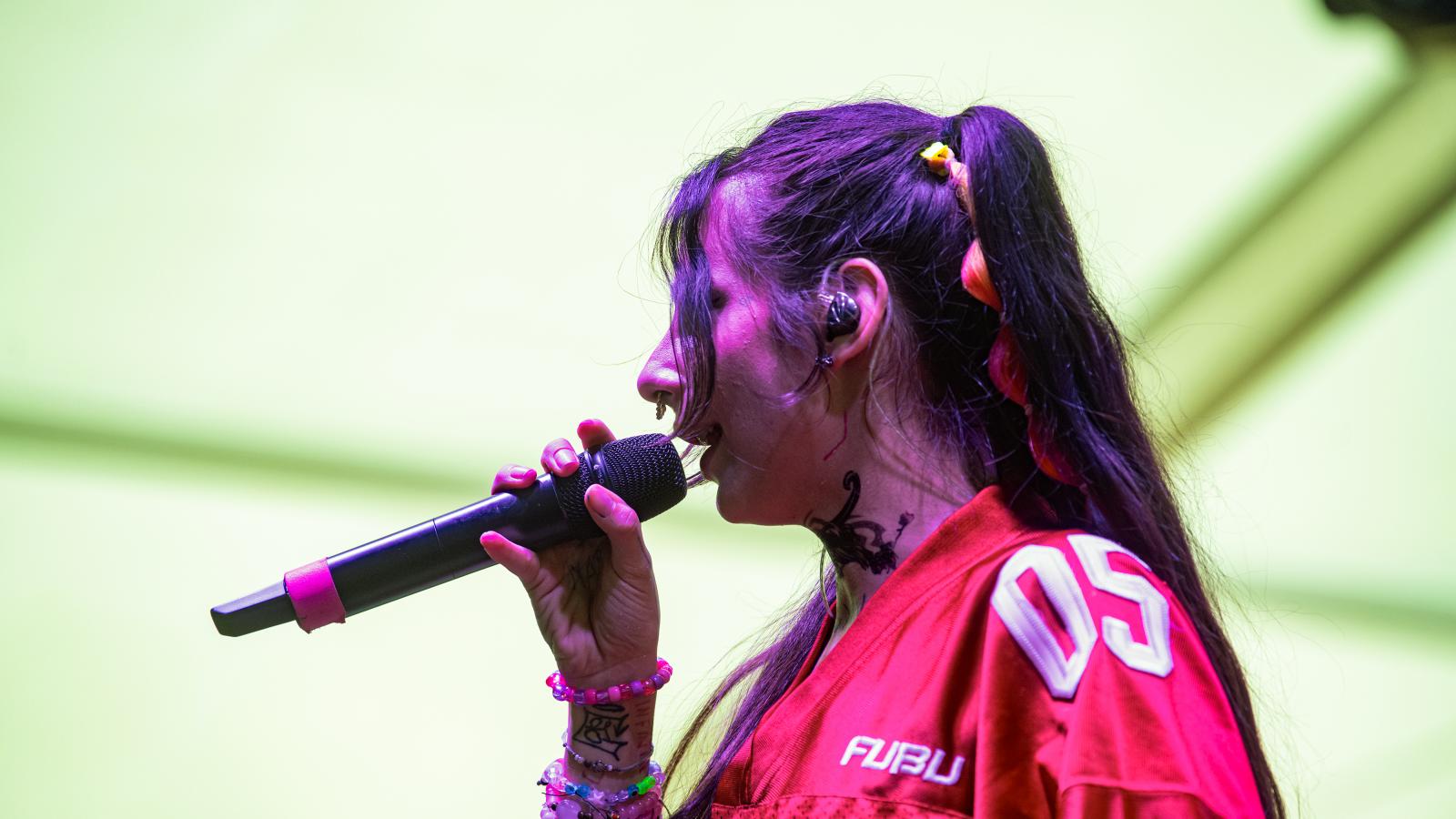 Sisit a koncert közepén elromló hangtechnika sem tudta maga alá gyűrni. A kritikus helyzetből laza, hősies improvizációval még nagyobb partit csinált