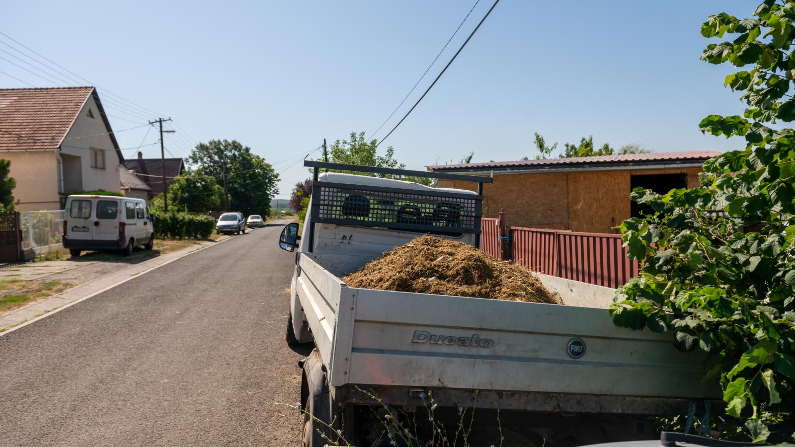 A gazda a ház előtt, közterületen tárolja a lovak alól kiszedett trágyát egy teherautón, és csak akkor viszi el, ha teljesen megtelik