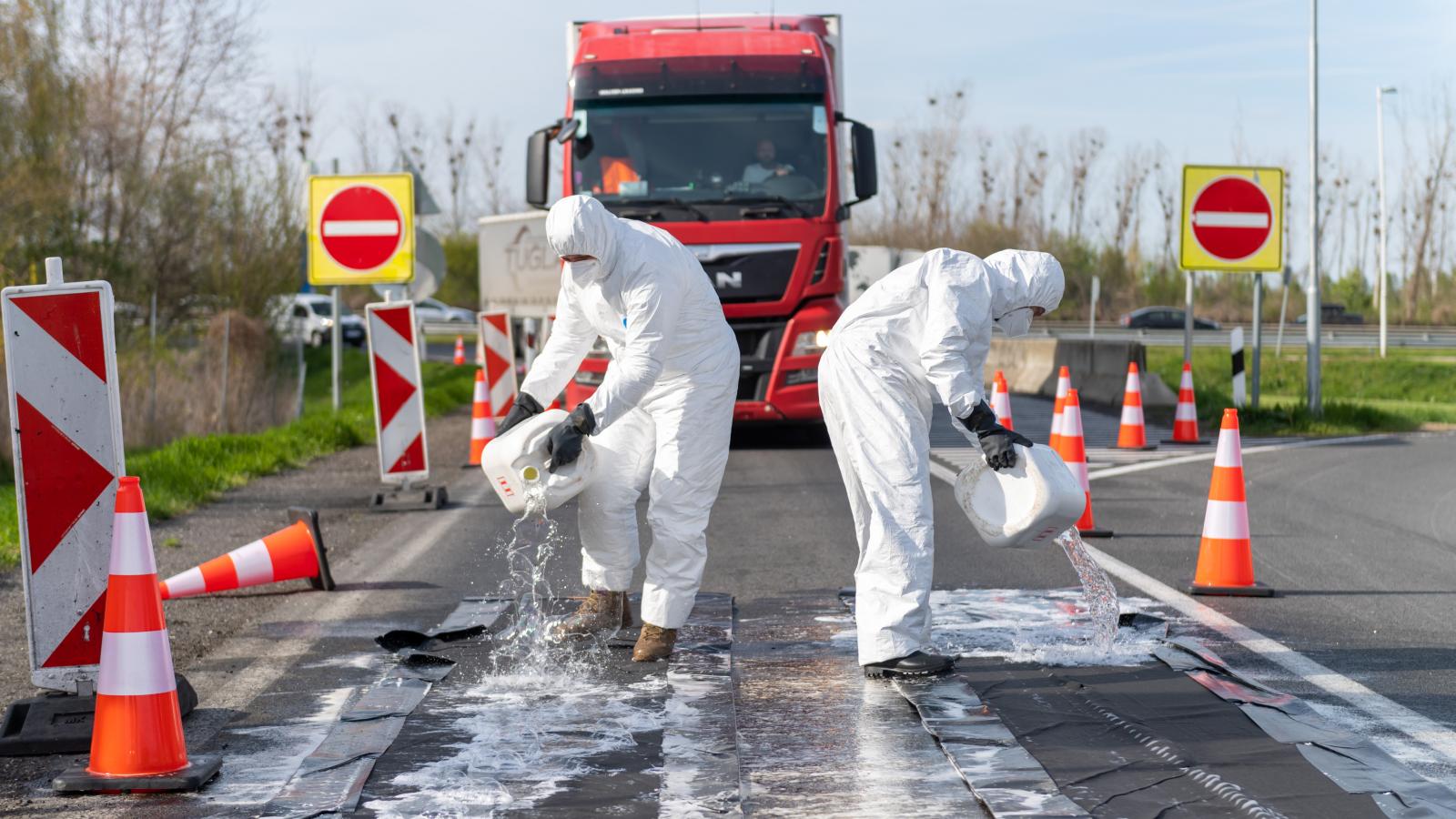 Áprilisban a bábolnai utakat fertőtlenítették az állattetemek szállítása után