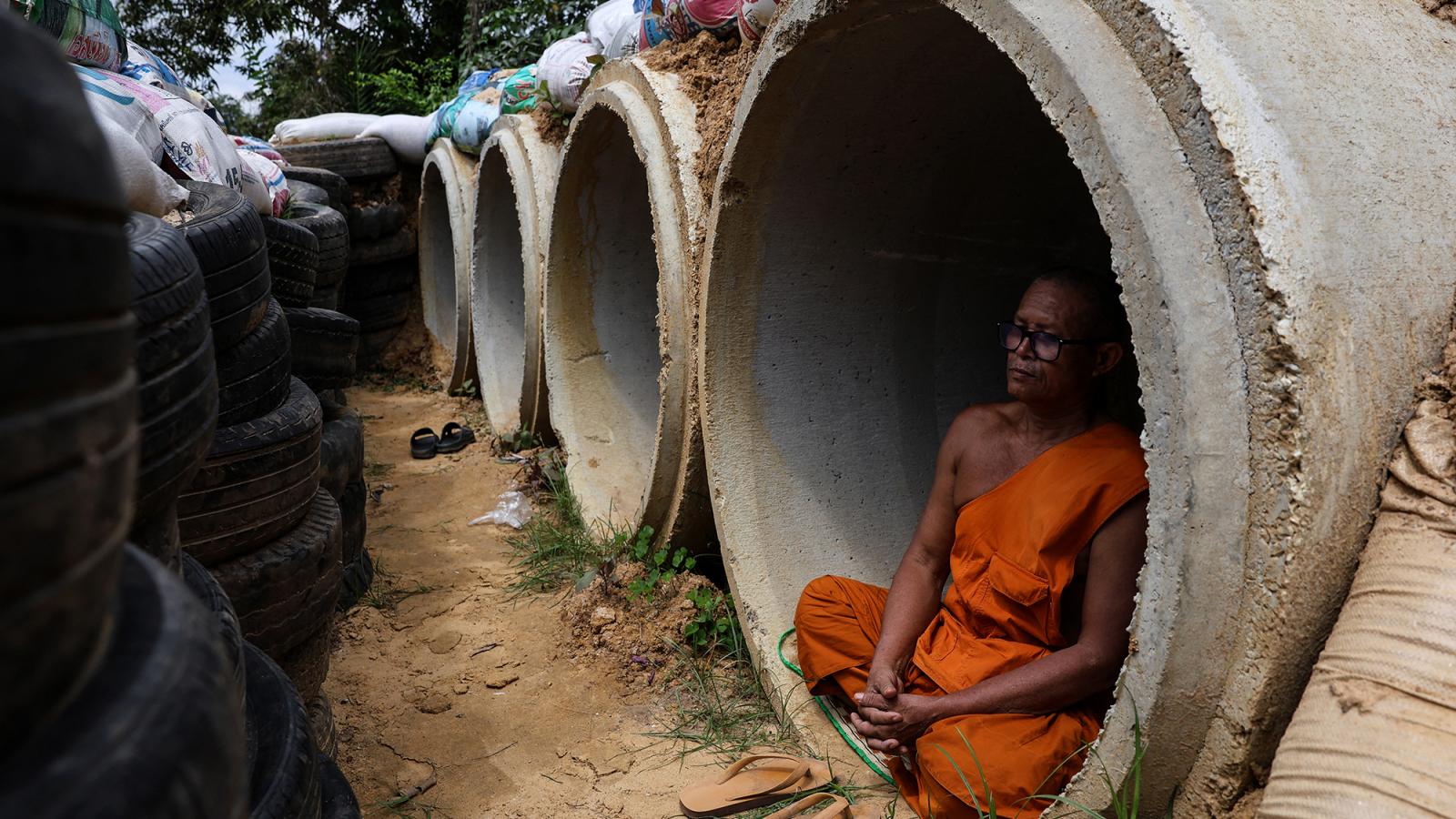 Helyi szerzetes egy óvóhelyen Surin tartományban, Thaiföldön, 2025. július 25-én