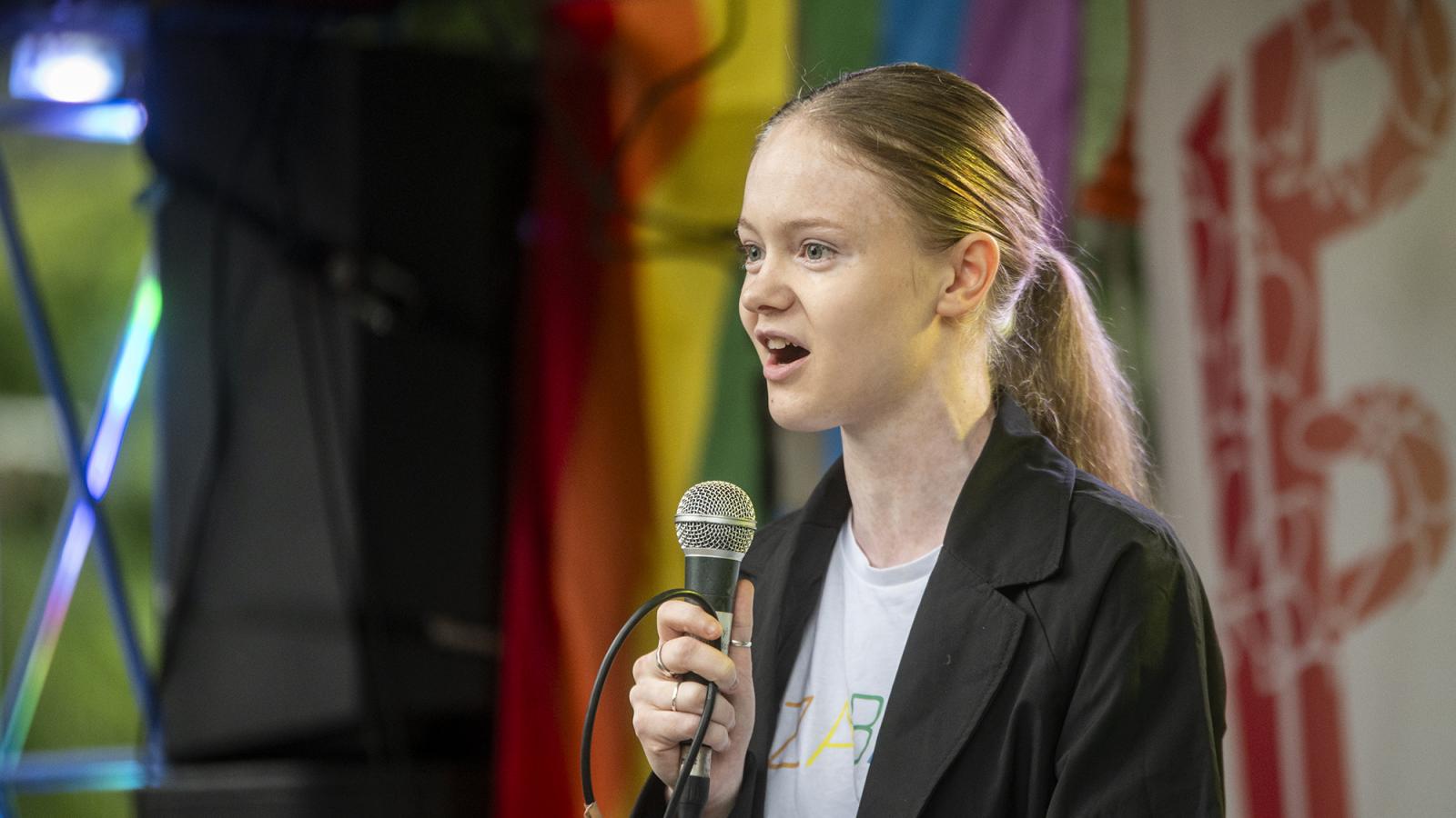 Pankotai Lili egy
korábbi pécsi
Pride rendezvényen.
Az uszítás
hatására meg is
született az első
feljelentés az
idei fővárosi meneten
részt vevő
fiatal lánnyal
szemben