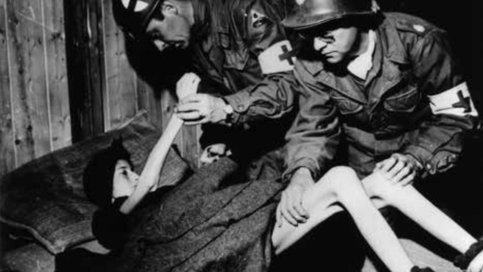 Az amerikai
hadsereg egészségügyi
tisztjei
ellátják a penigi
koncentrációs
altábor túlélőit
1945. április 15-én