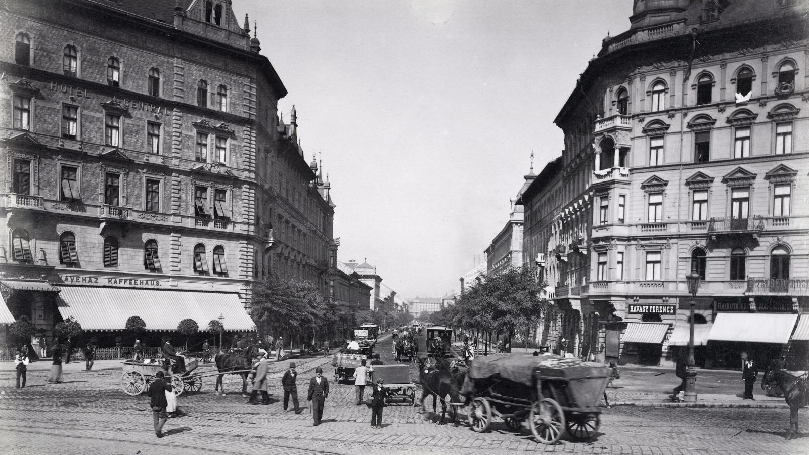 A Rottenbiller utca Baross téri vége,
a jobb oldali ház volt Tichtl Jozefiné