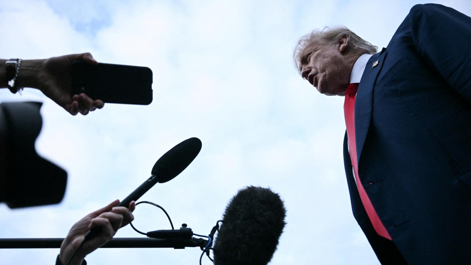 Donald Trump landolás után pénteken a Glasgow Prestwick repülőtéren