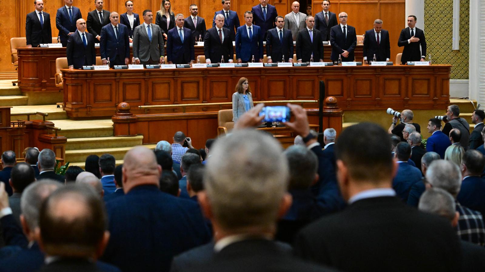 A román kormány a bukaresti parlamentben 2025. június 23-án
