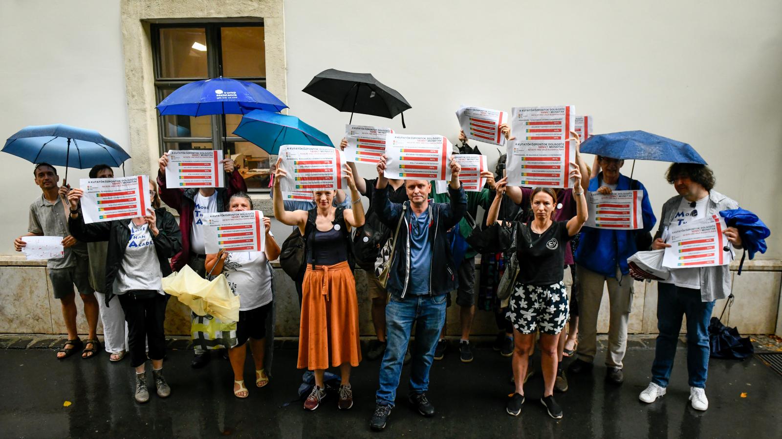 Sokan flashmobbal tiltakoztak a döntés ellen 2025. július 7-én