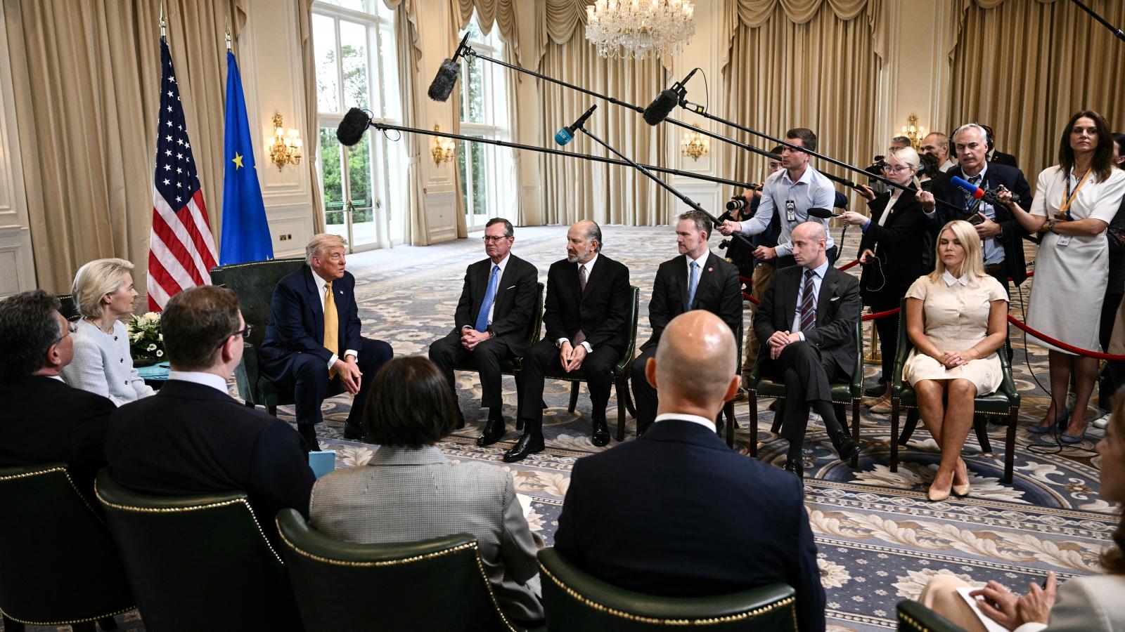 Donald Trump és Ursula von der Leyen Turnberryben, Skócia délnyugati részén 2025. július 27-én