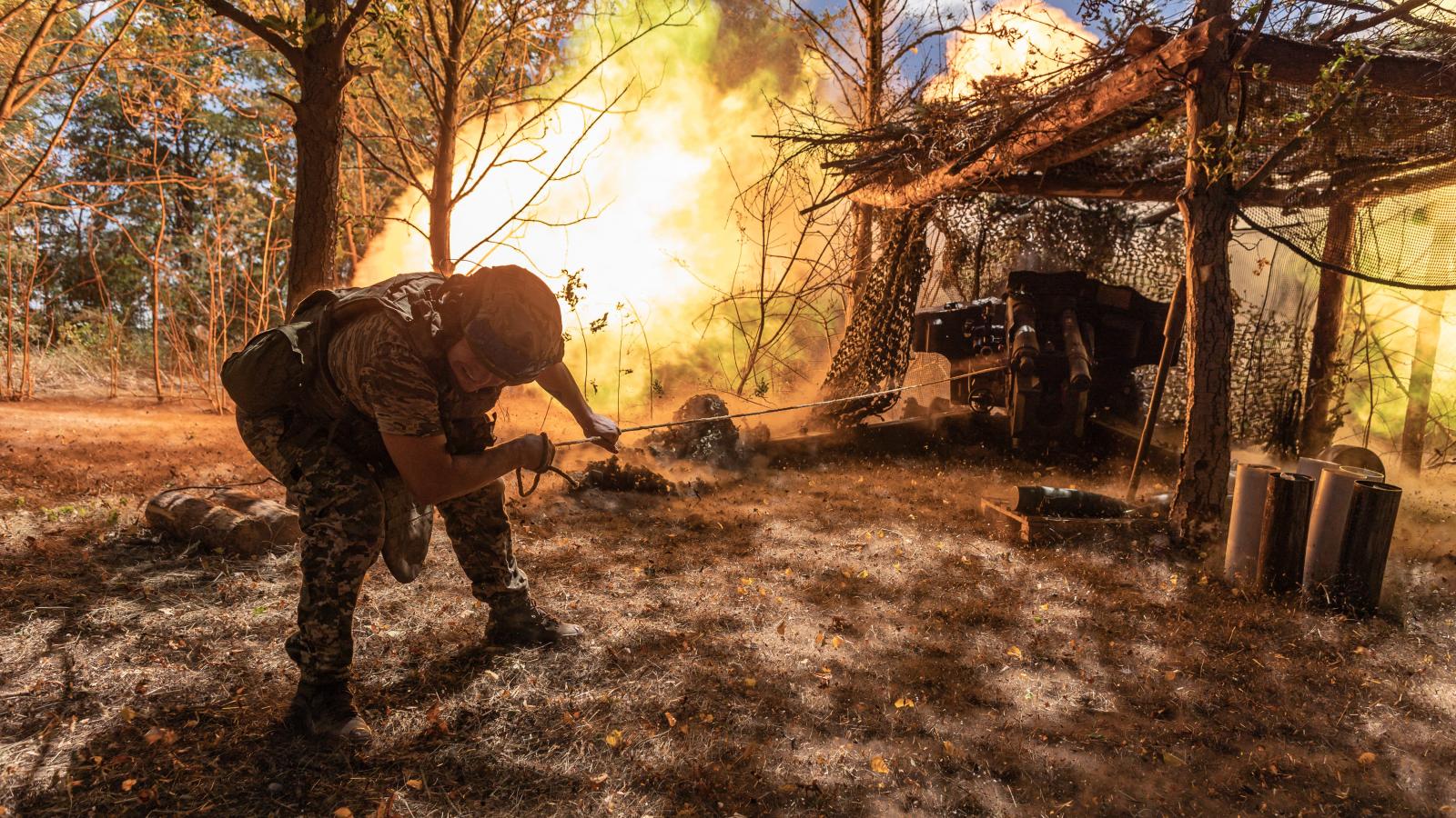 A Donyecki terület ukrán területvédelmi katonái D-20-as tüzérséggel tüzelnek Toreck irányába, Ukrajna, 2025. július 24-én