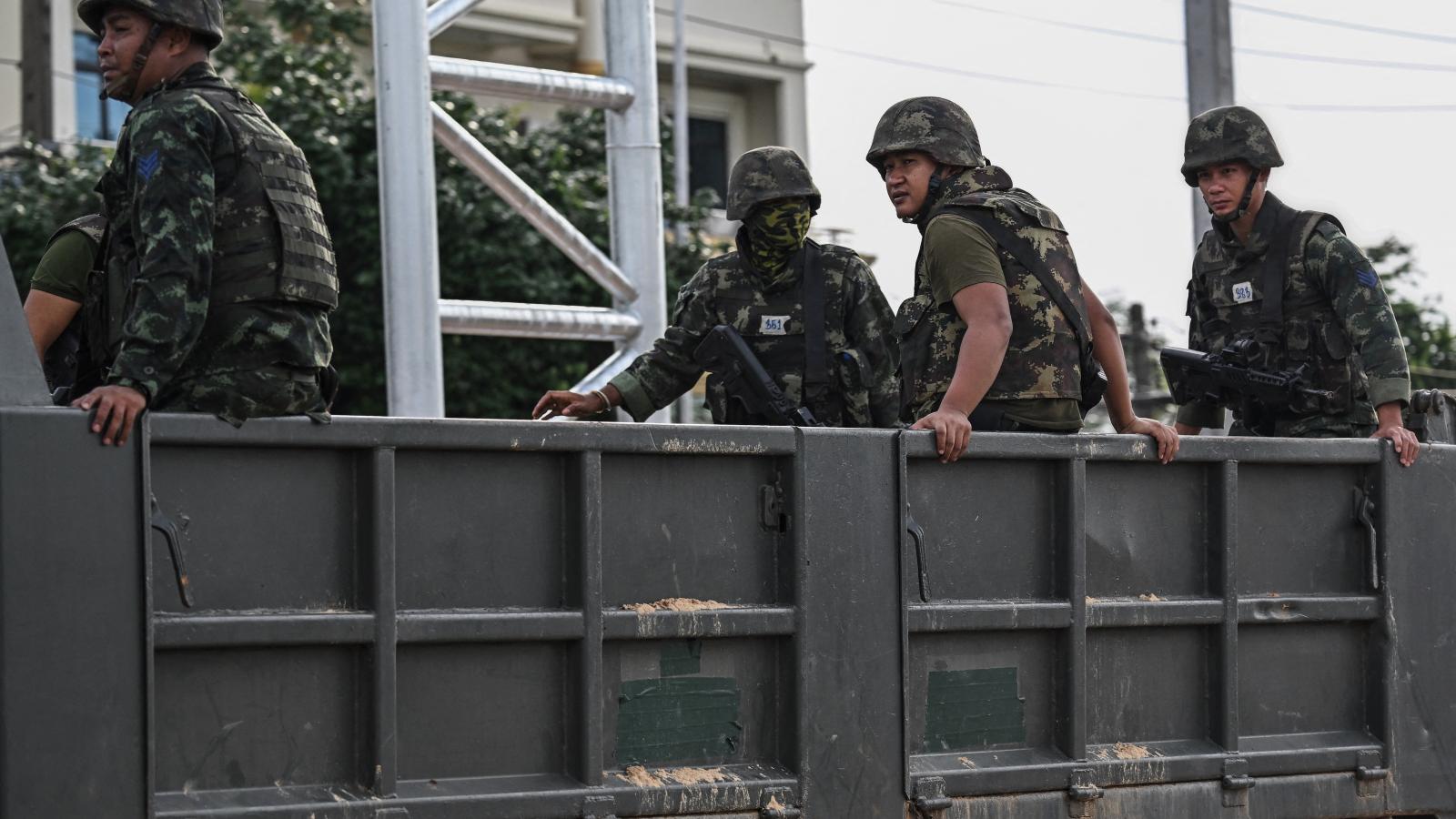 A Thai Királyi Hadsereg katonáit egy katonai teherautó hátulján szállítják a thai határ menti Si Sa Ket tartományban, 2025. július 26-án