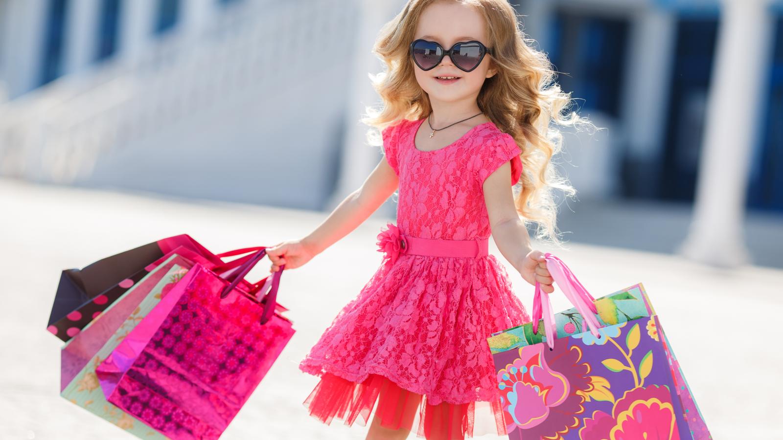 Káros és veszélyes a gyerekeket koruknak nem megfelelő ruhákba öltöztetni