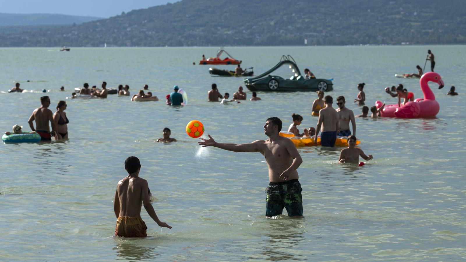 Három magyarból csak egy tud nyaralni, de még esetükben is csak belföldre jut el a többség