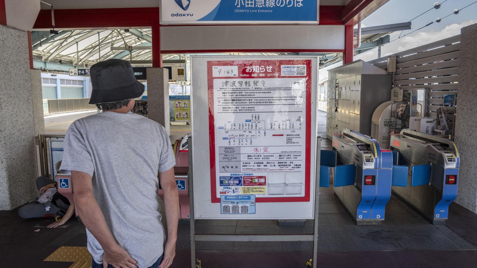 Cunamiriadóra figyelmeztető tábla 2025. július 30-án Japánban, Fujisawa városában