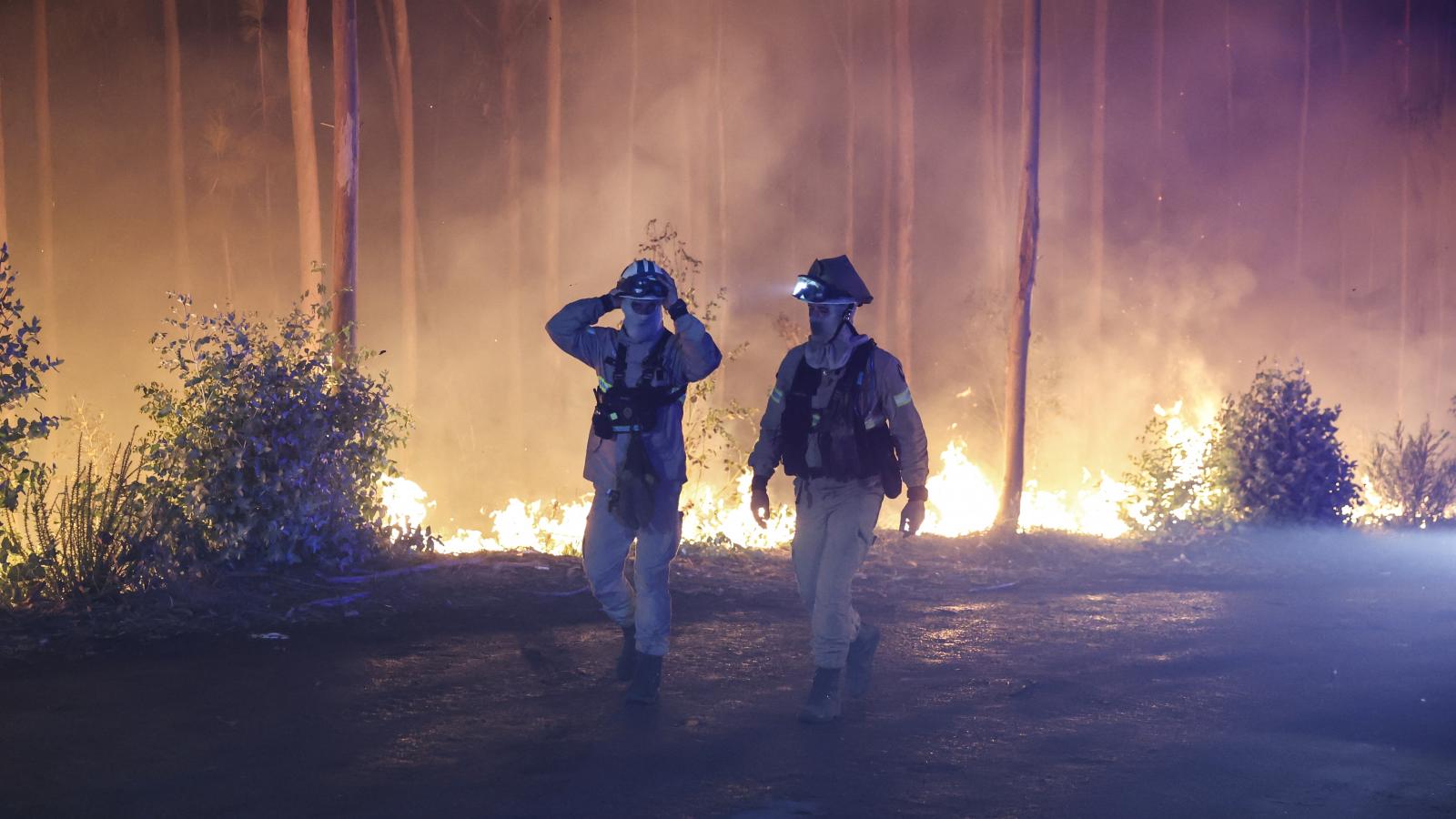 Tűzoltók a Portugália északi részén fekvő Arouca városában 2025. július 30-án