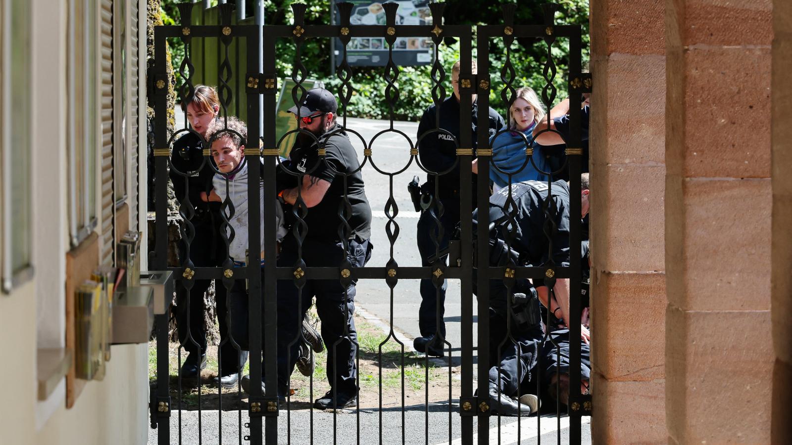 Rendőrök tartóztatják le a nürnbergi állatkert területére betörő aktivistákat 2025. július 29-én