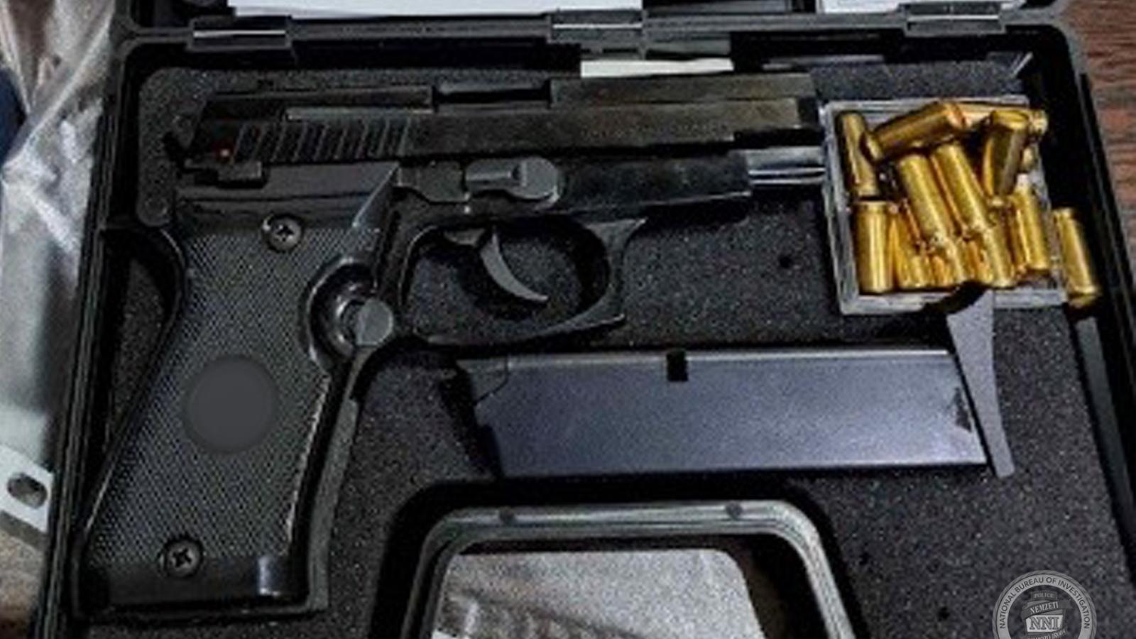 A házkutatás során talált gázpisztoly