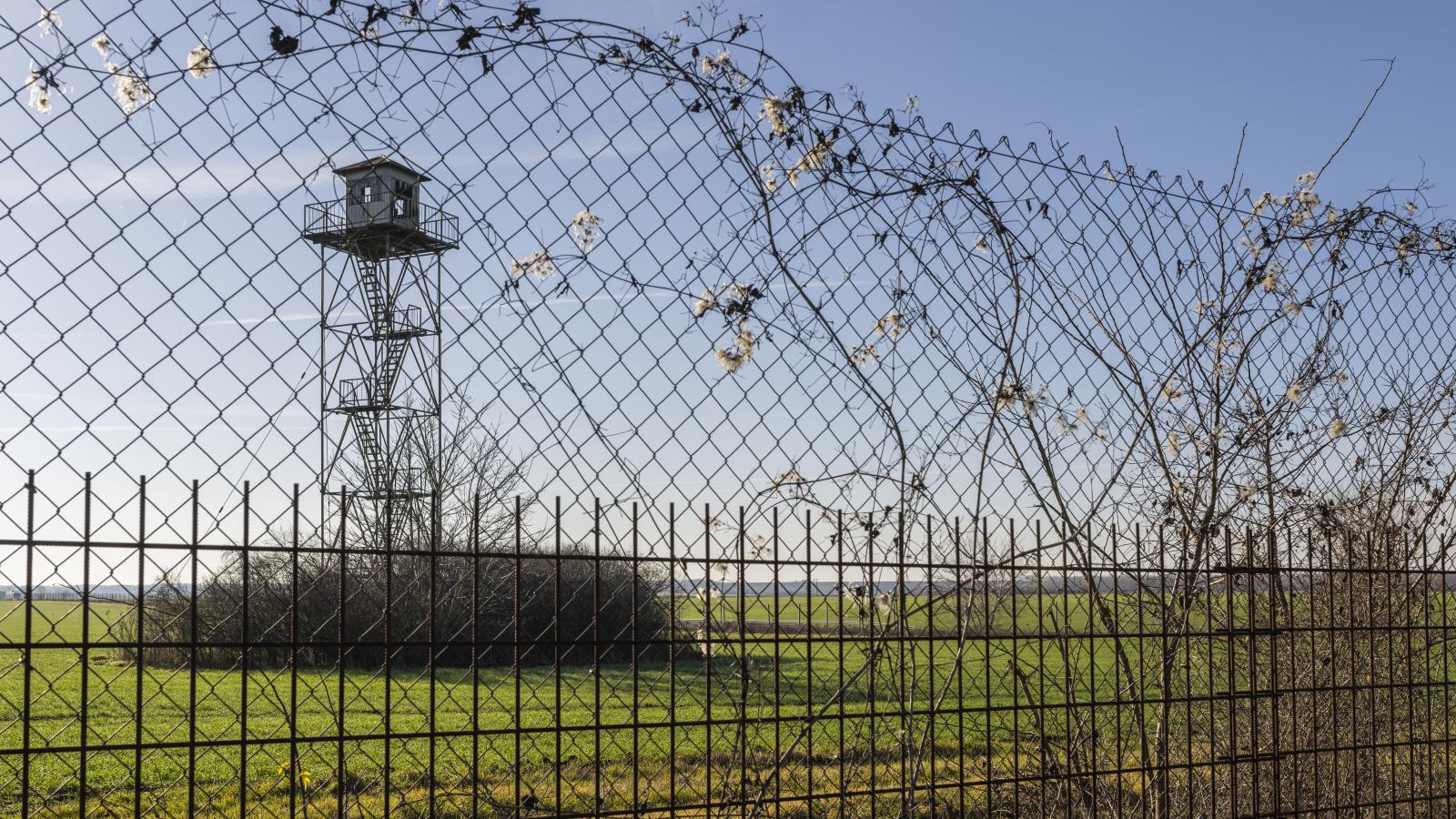 Kerítés és őrtorony a magyar-horvát határon - Korábbi felvétel