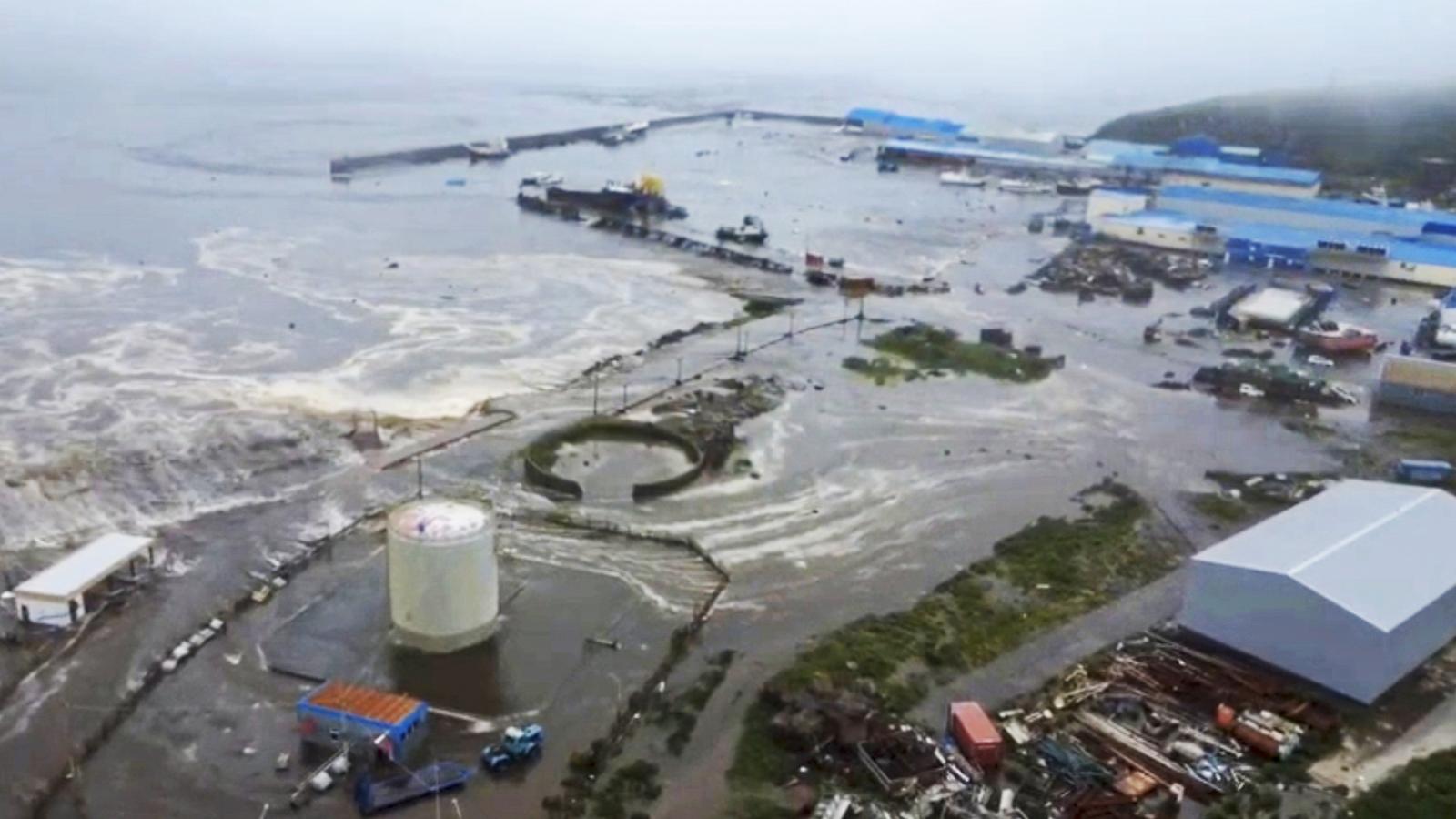 A rengést követő árhullámok elöntötték a part menti területeket Kamcsatkán