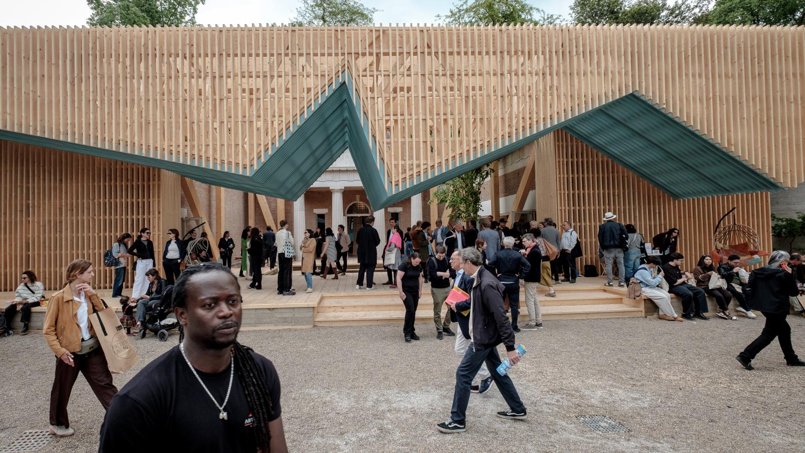 Az Egyesült Államok pavilonja a verandát mint építészeti elemet mutatja be – a velencei Giardiniben található épület elé fel is építettek egyet