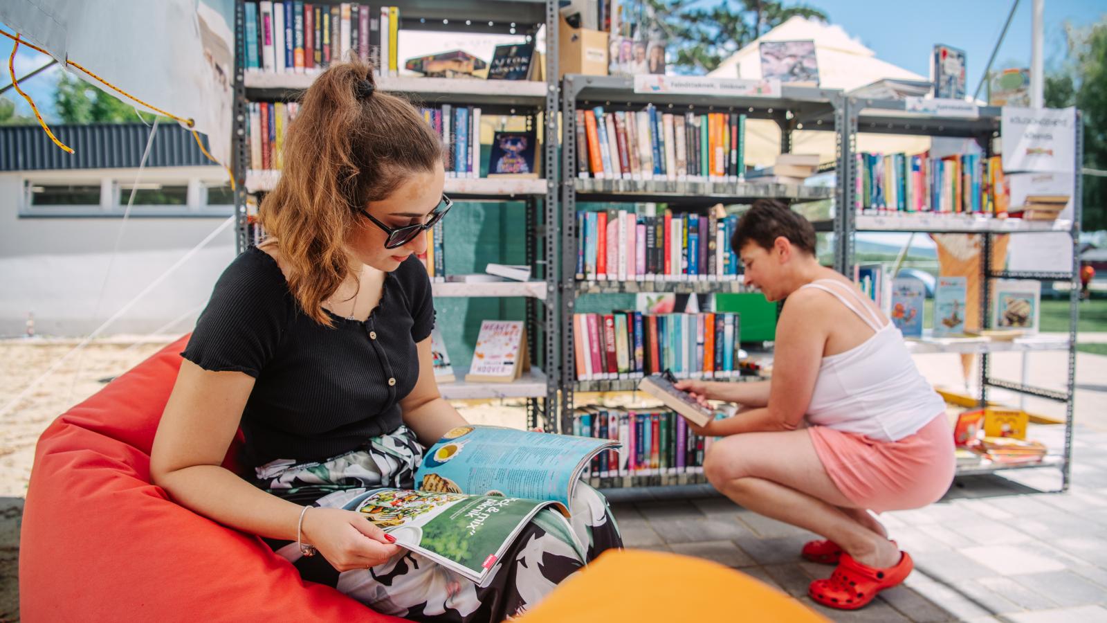 A helyben olvasás ingyenes, a könyvtári tagoknak a kölcsönzés is