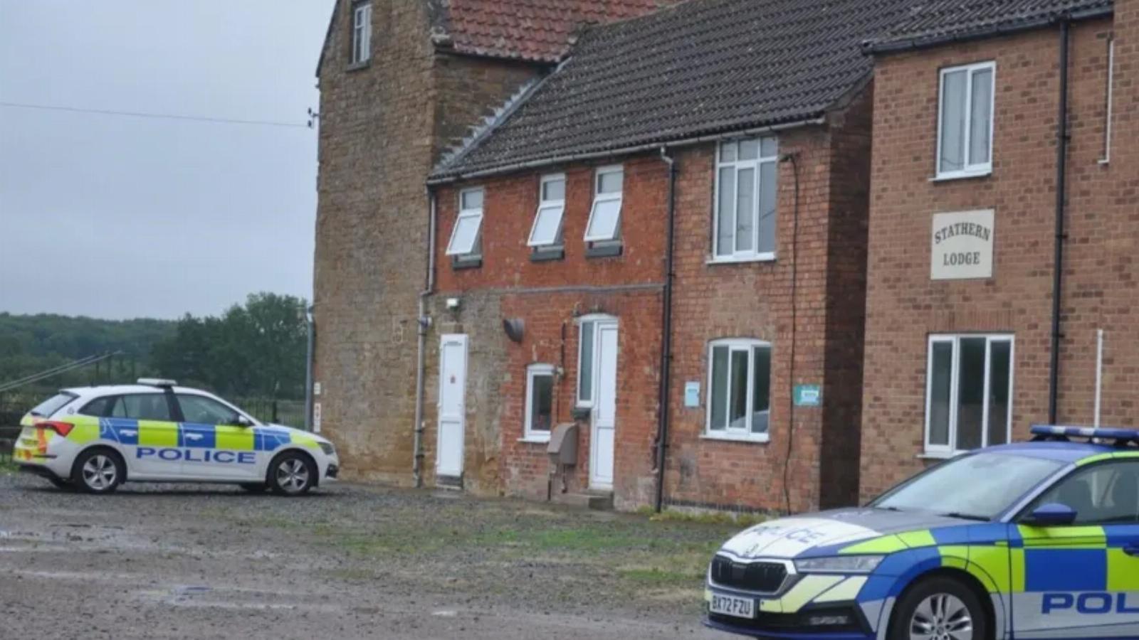 Rendőrautók a tábor bejárata előtt július 31-én