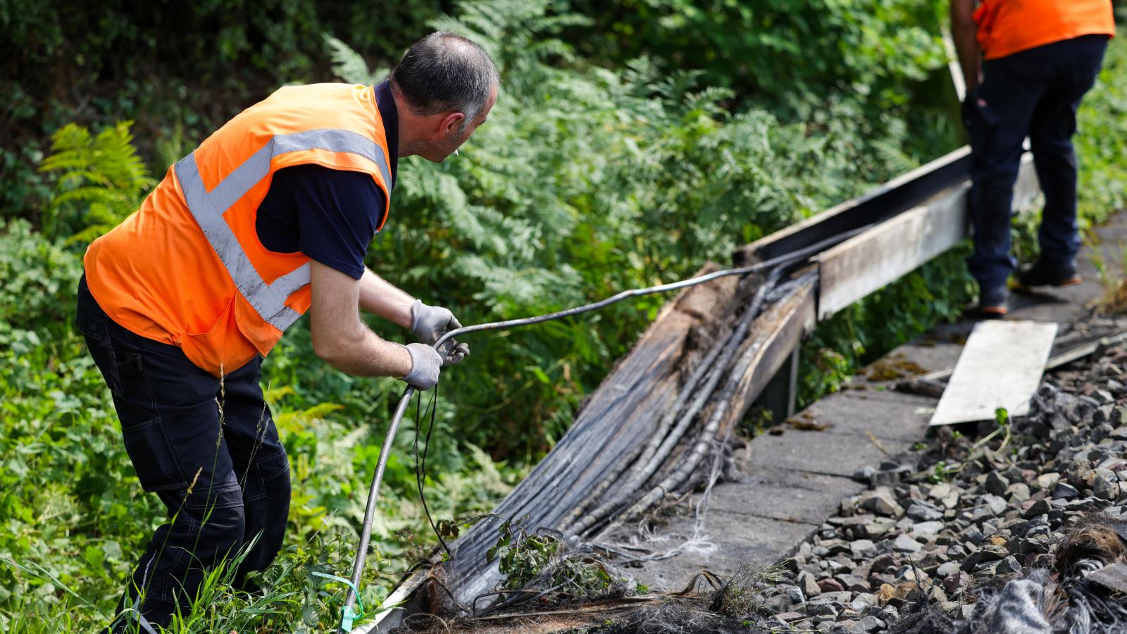 Helyreállítási munkák a tűz helyszínén július 31-én