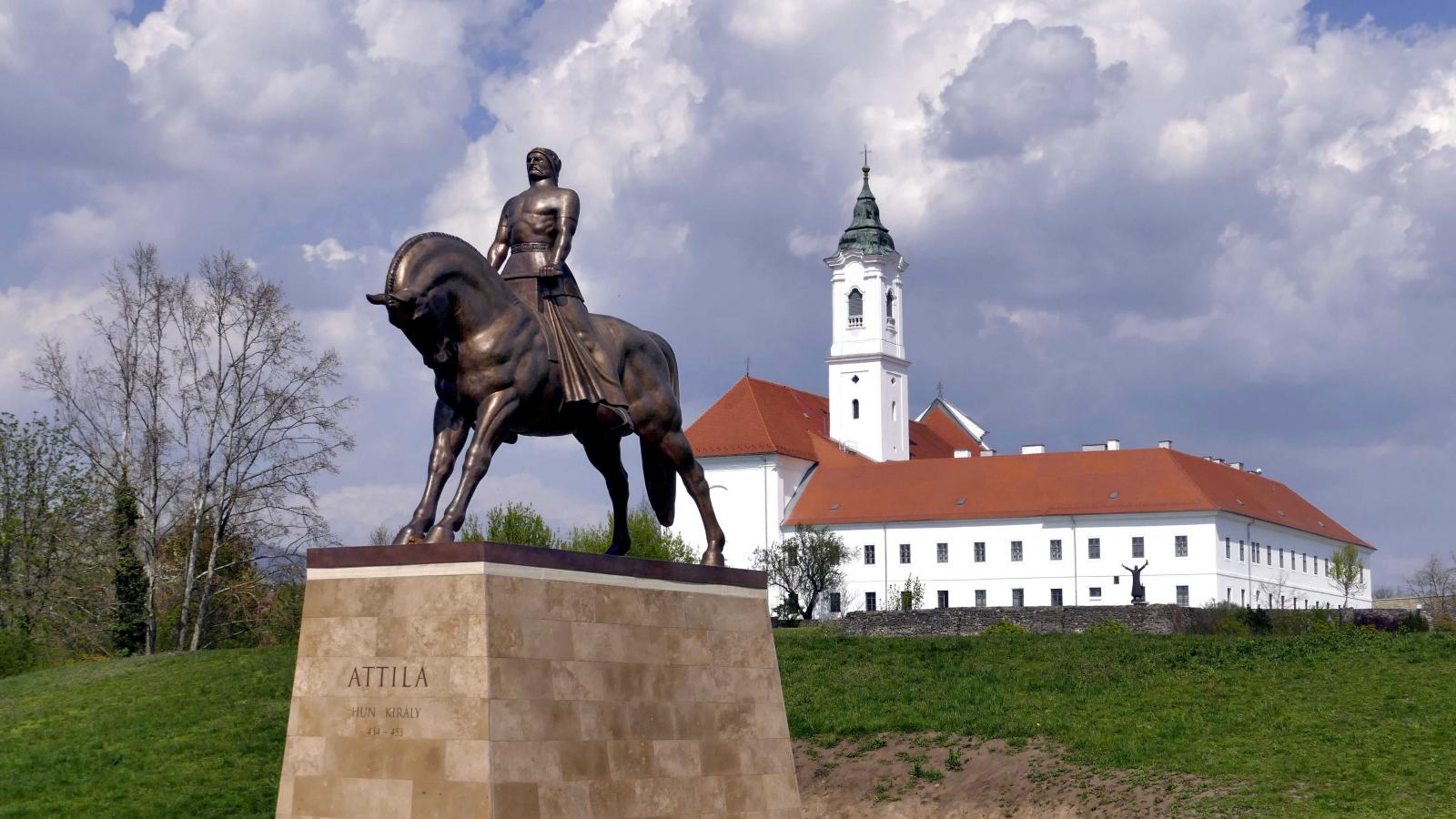 A középkor folyamán általánosan elfogadottá vált, hogy a magyarok a hunok leszármazottai, és Attila volt az első magyar király