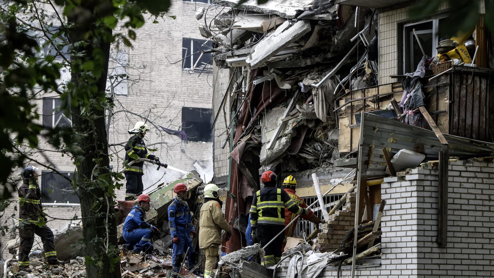 A lakóház romjain dolgozó mentőcsapatok július 31-én