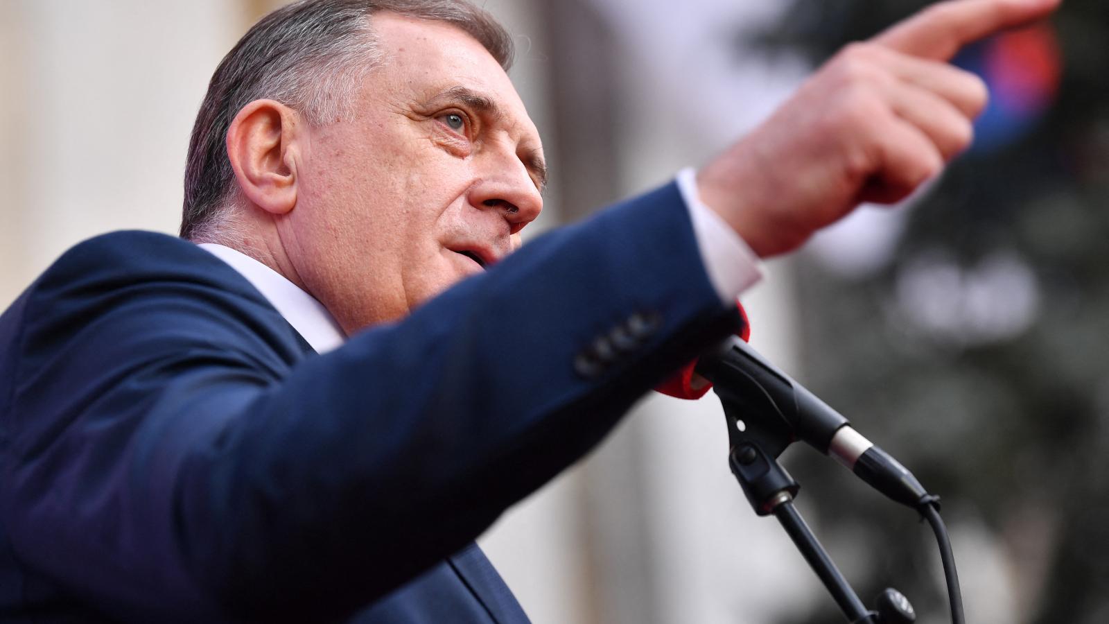 Milorad Dodik február 25-én, az elsőfokú ítélethirdetés előtti tüntetésen