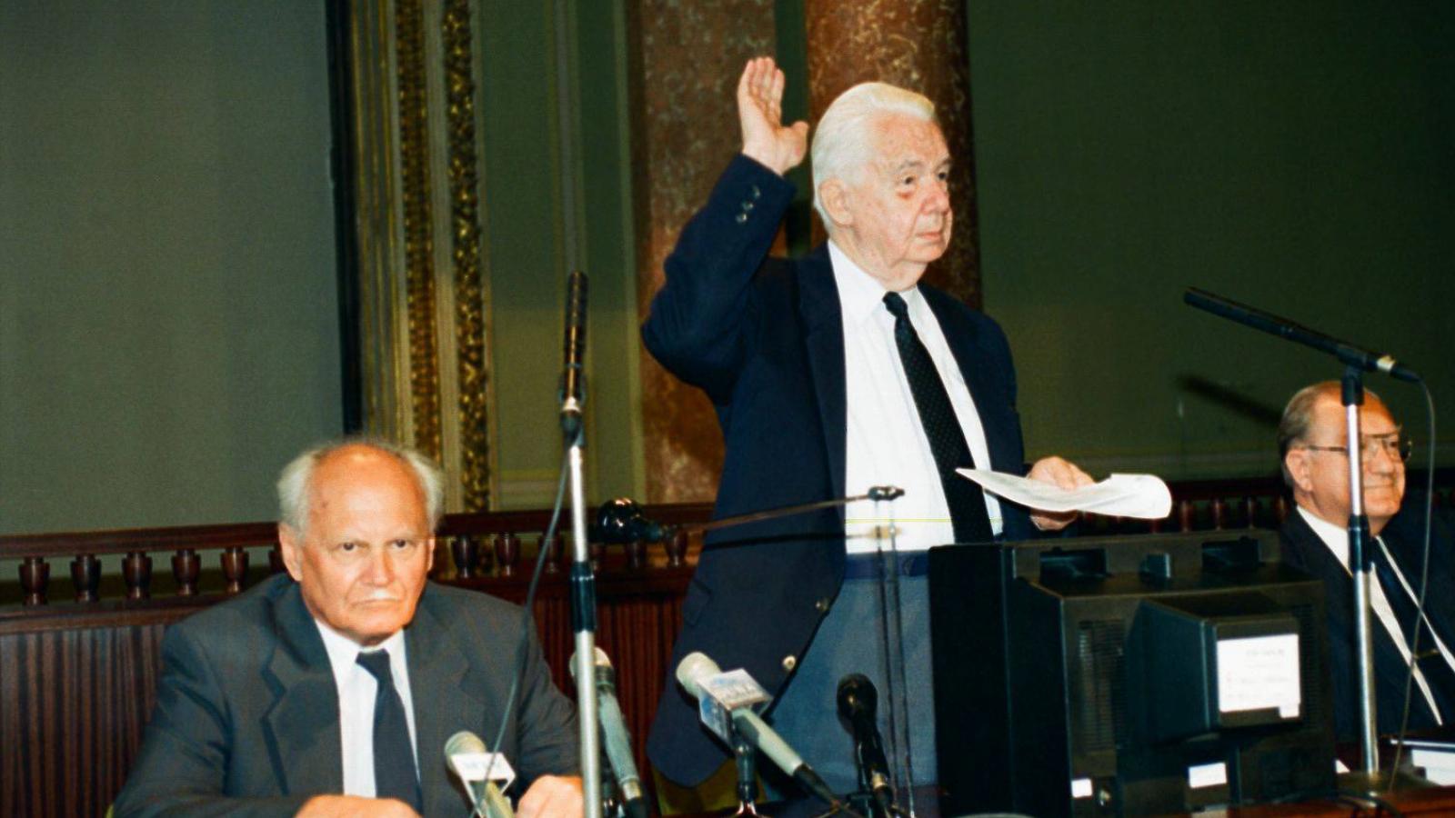 Az MTA elnökeként Göncz Árpád társaságában. Kosáry emberi nagyságra valló módon nem engedte meg a „listázást”, a „boszorkányüldözést” az Akadémián