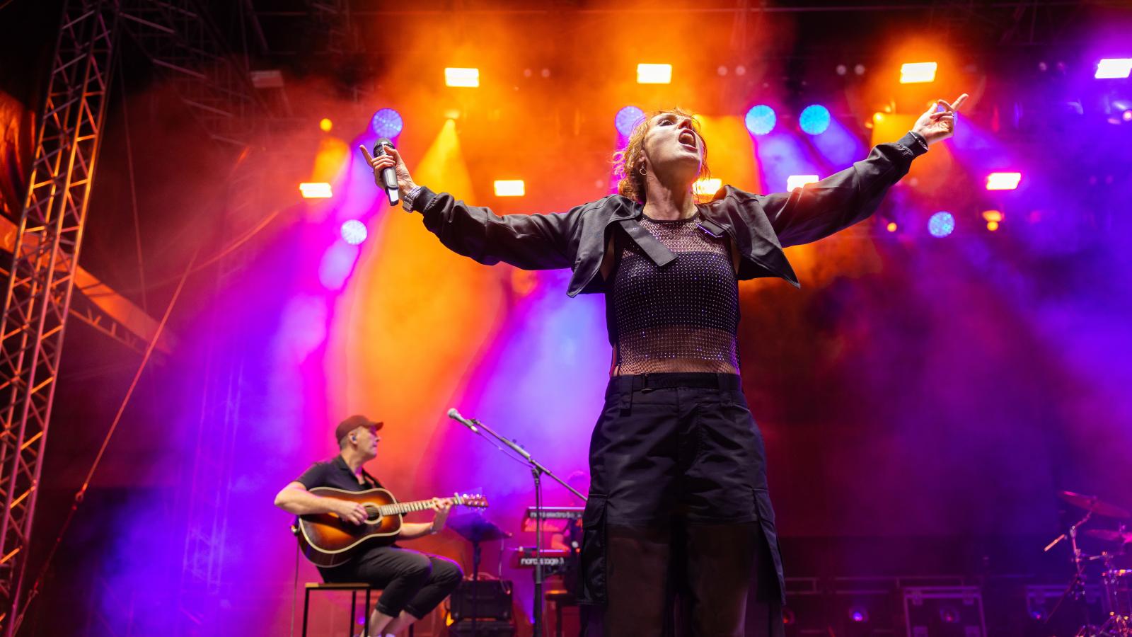 Zaz nem keresi a hatást, nem próbál elbűvölni – mégis azonnali közelséget teremt