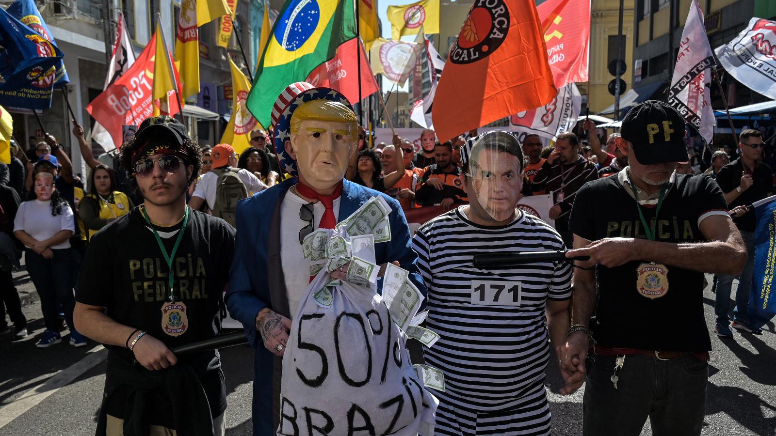 Sao Paulóban két hete tiltakoztak az amerikai elnök beavatkozása ellen. Bolsonaro rabruhában „pózol”