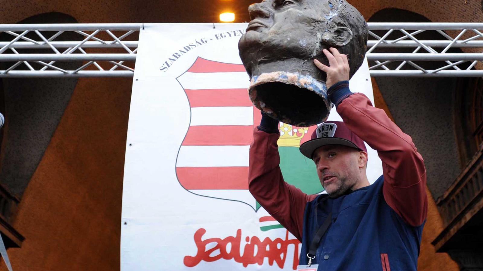 Dopeman Orbán Viktor fejével egy 2013-as tüntetésen