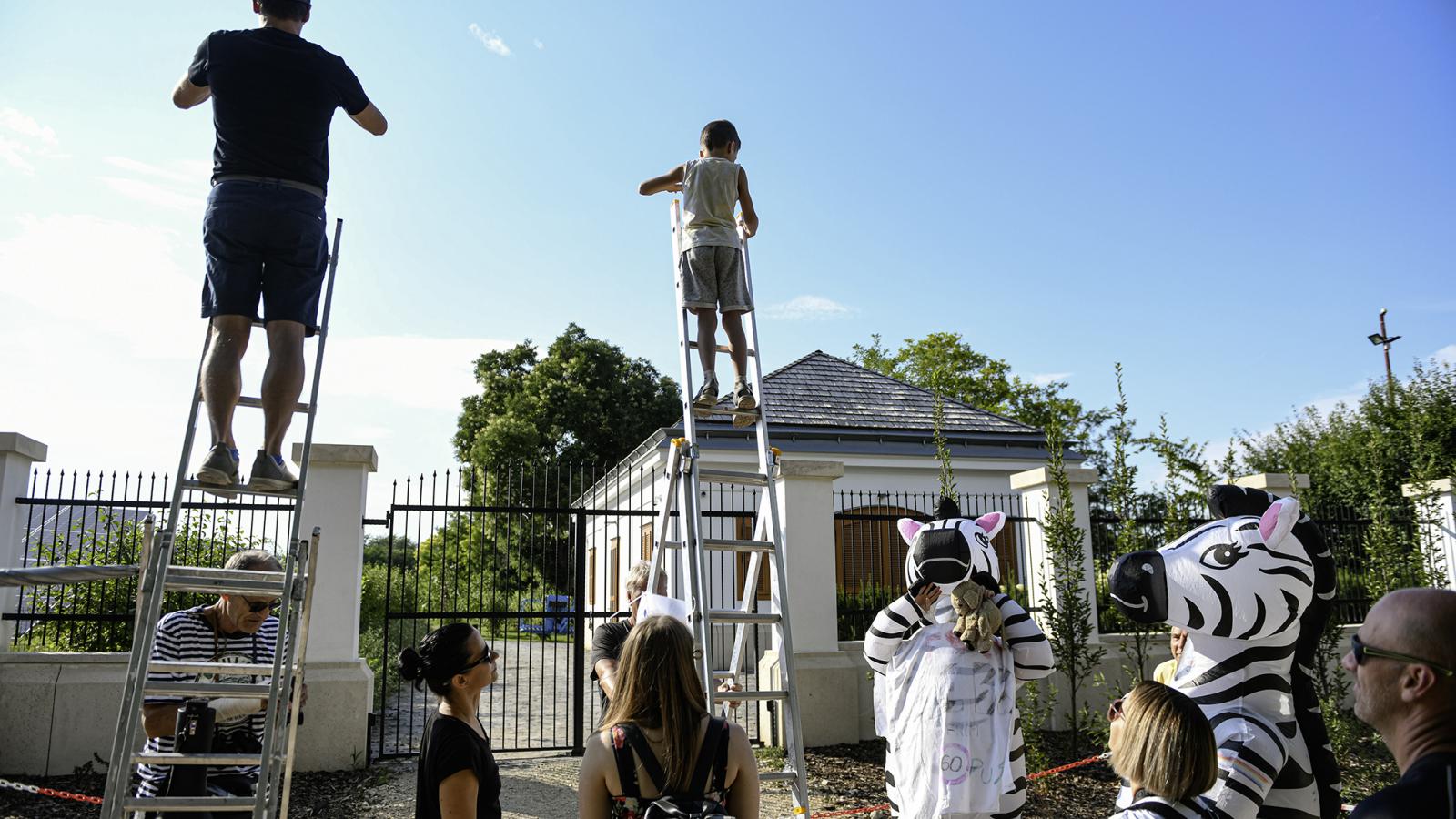 Létrakilátón a nézelődők. A rendőrség előzetesen megtiltotta az építési emelőgépek használatát