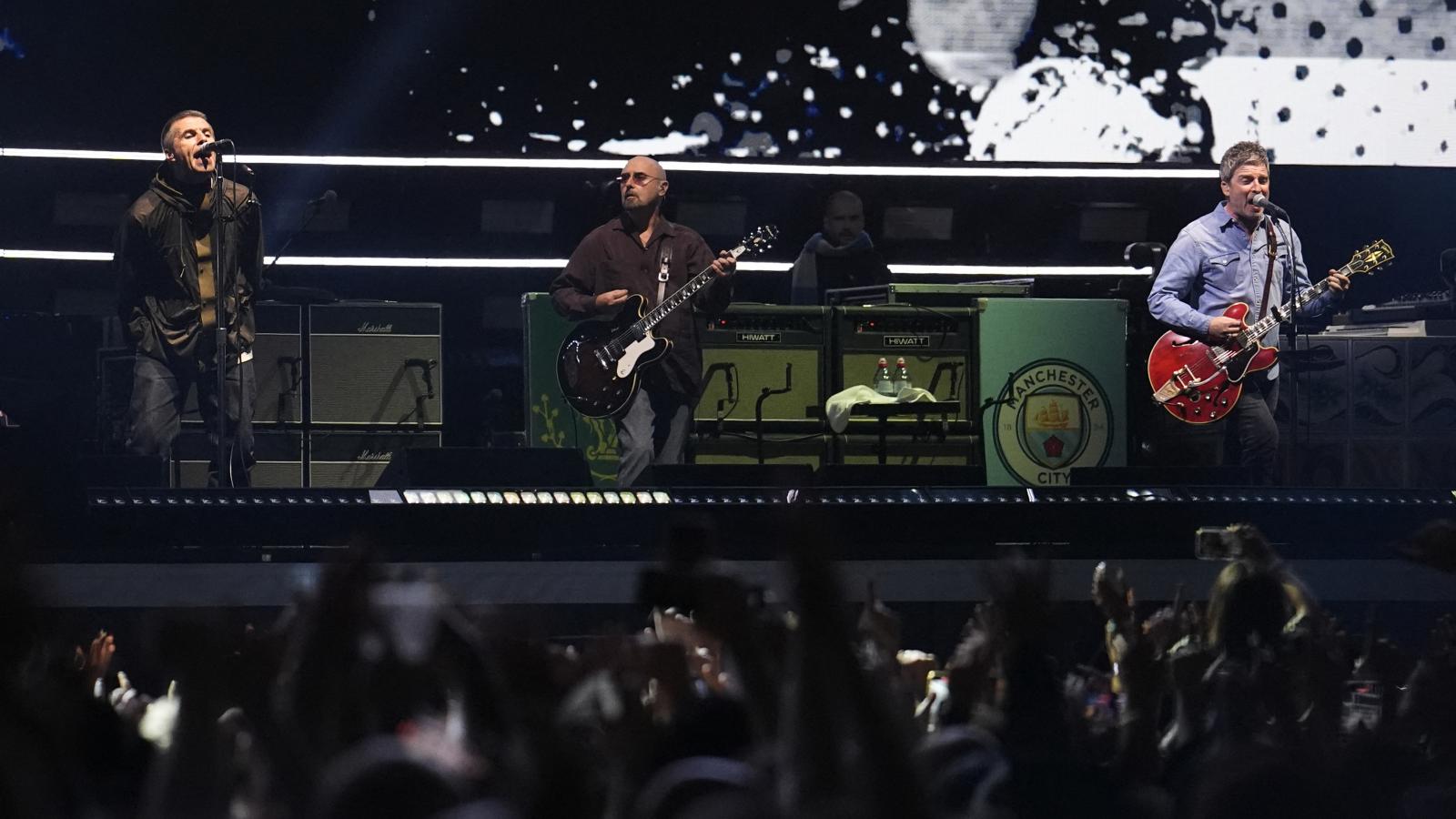 Védjegyévé vált, görnyedt hátú testtartásával az énekes a táncot váltotta ki, amely saját bevallása szerint nem az ő műfaja