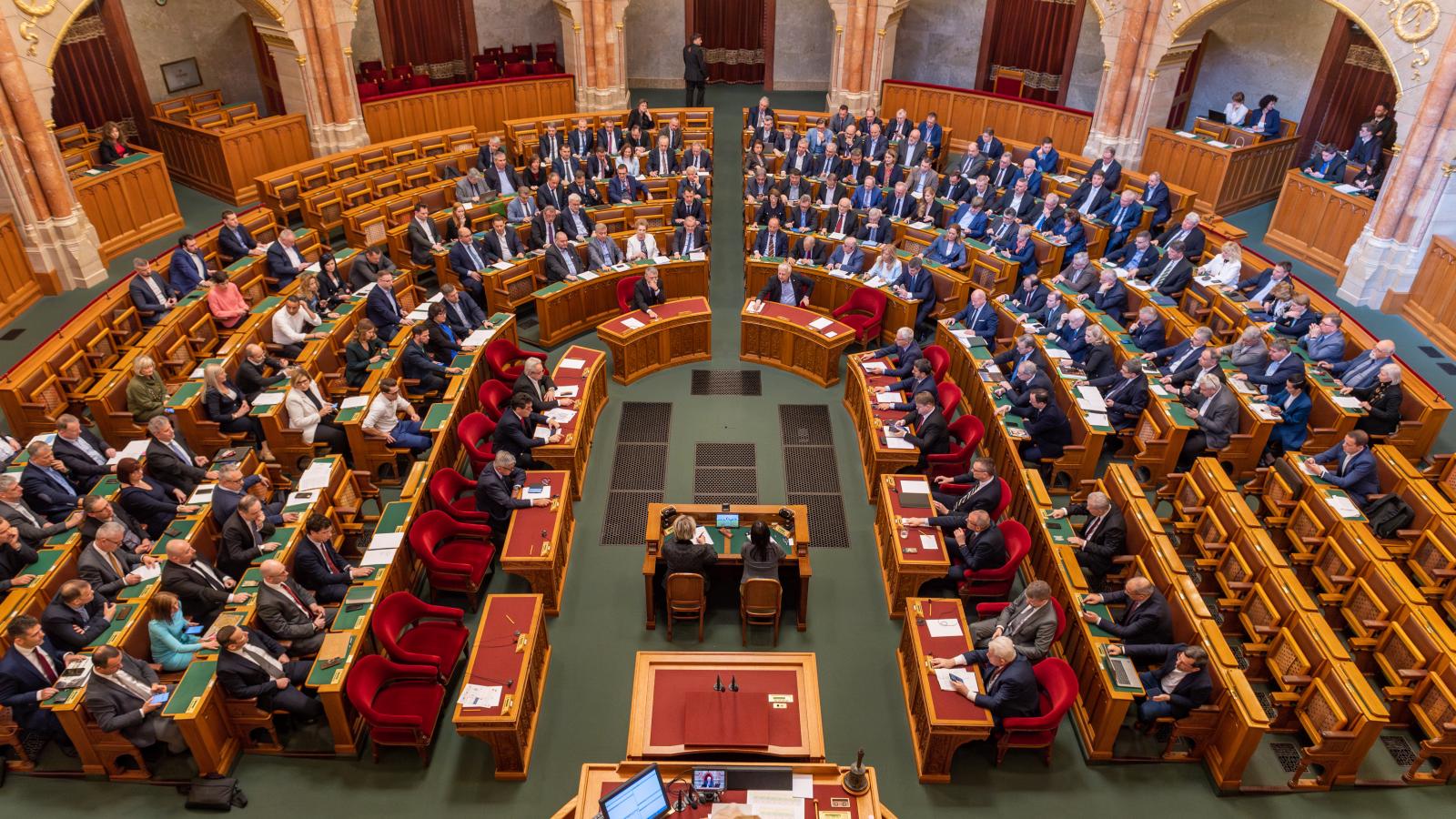 A Tisztelt Ház. Benne van a pakliban, hogy kétpárti parlament alakul