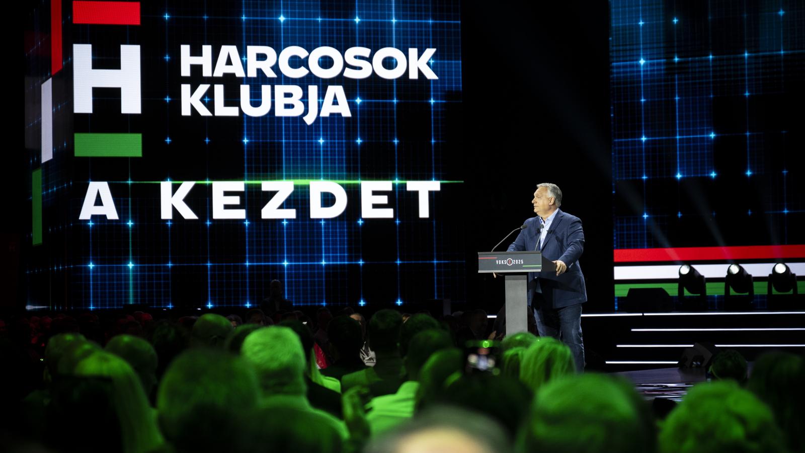 Orbán Viktor miniszterelnök beszédet mond a Harcosok klubja - A kezdet elnevezésű rendezvényen 2025. május 18-án