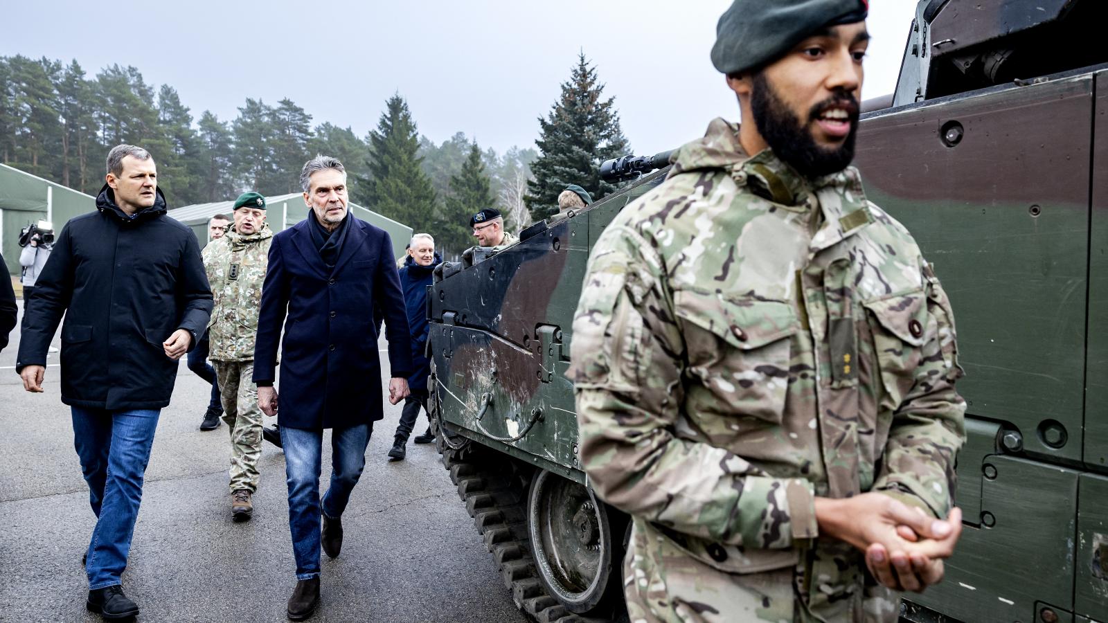 Dick Schoof holland kormányfő litván kollégájával, Gintautas Paluckasszal tavaly decemberben látogatta meg a Rukla közelében, az orosz határ mellett található katonai bázist, ahol holland katonák is állomásoznak