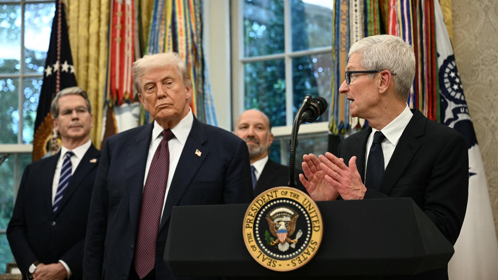 Donald Trump amerikai elnök és Tim Cook, az Apple vezérigazgatója 2025. augusztus 6-án a Fehér Házban