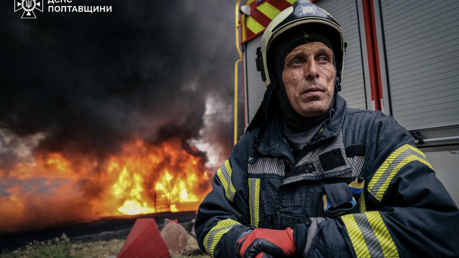 Ukrán tűzoltó egy korábbi dróntámadás okozta robbanás oltásánál